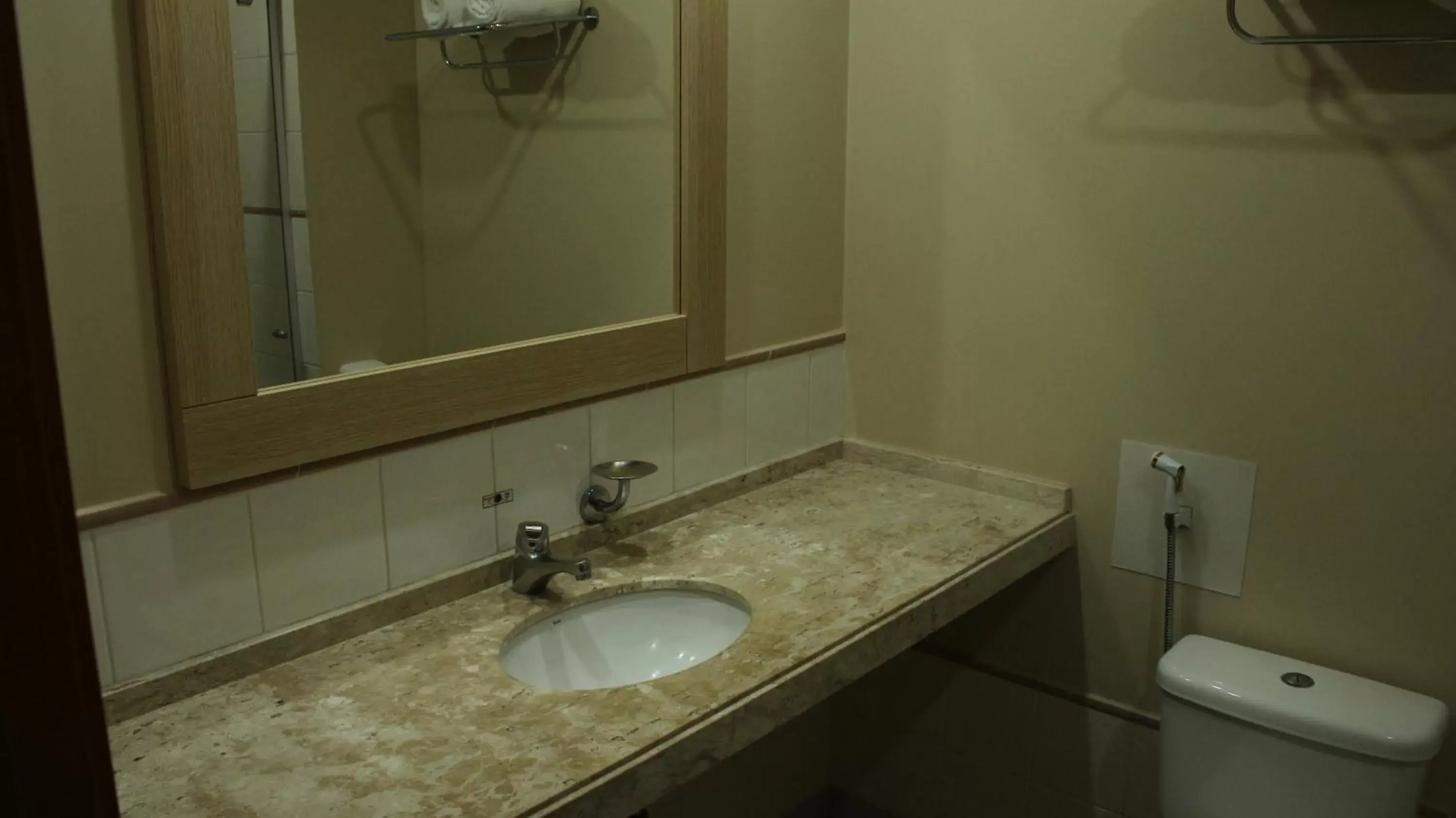 Bathroom in Comfort Suites Londrina