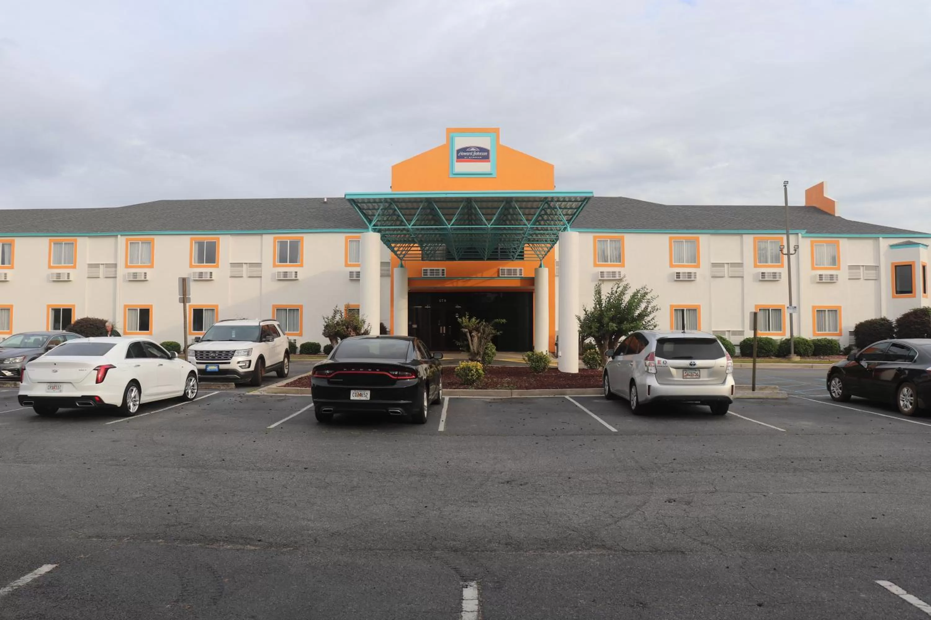 Property building in Howard Johnson by Wyndham Tifton GA I-75