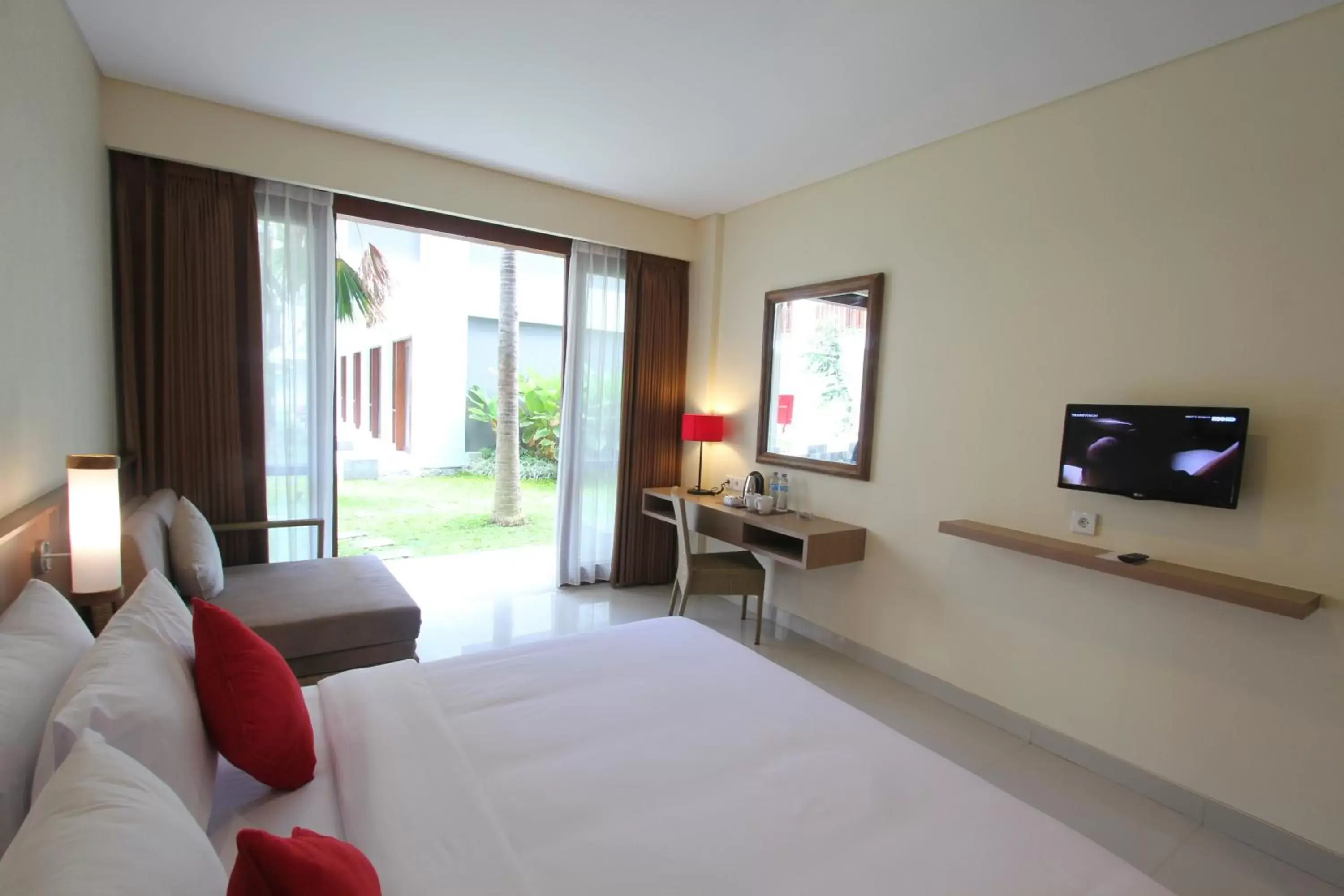 Bedroom, TV/Entertainment Center in Grand La Walon Hotel