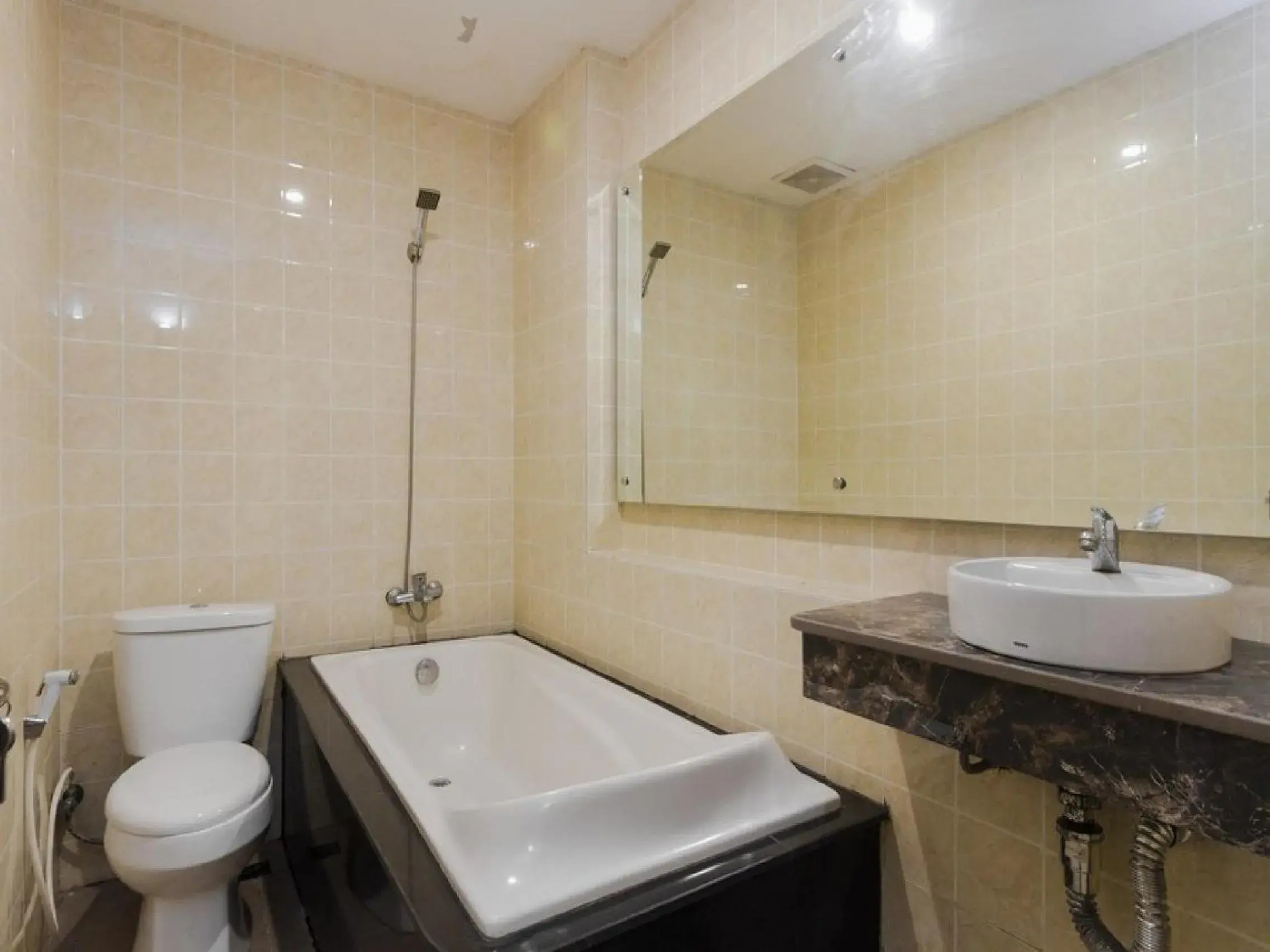 Bathroom in RedDoorz Plus @ Boulevard Panakkukang