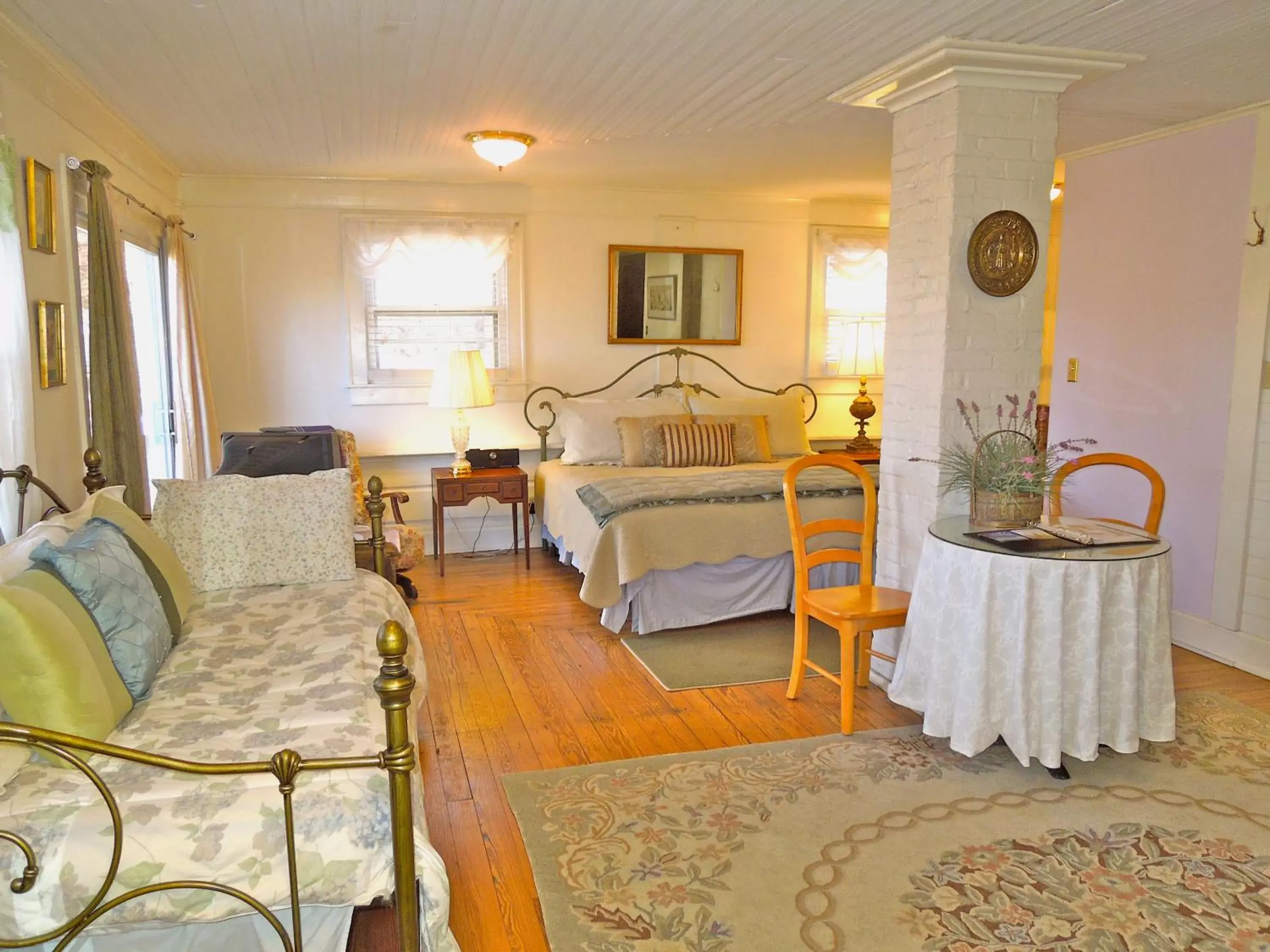 Bed, Seating Area in Oakland Cottage Bed and Breakfast