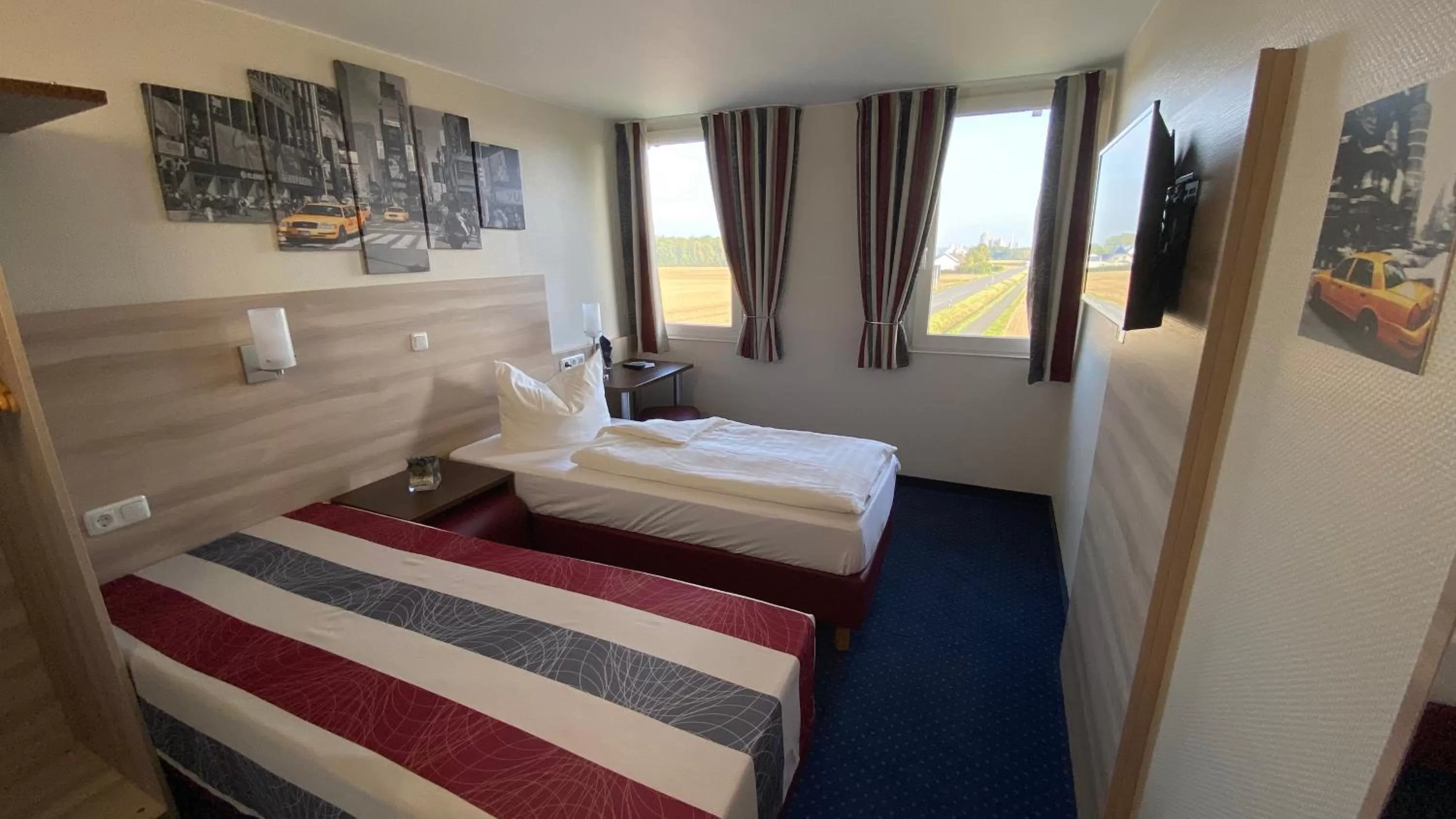 Photo of the whole room, Bed in Motel 44