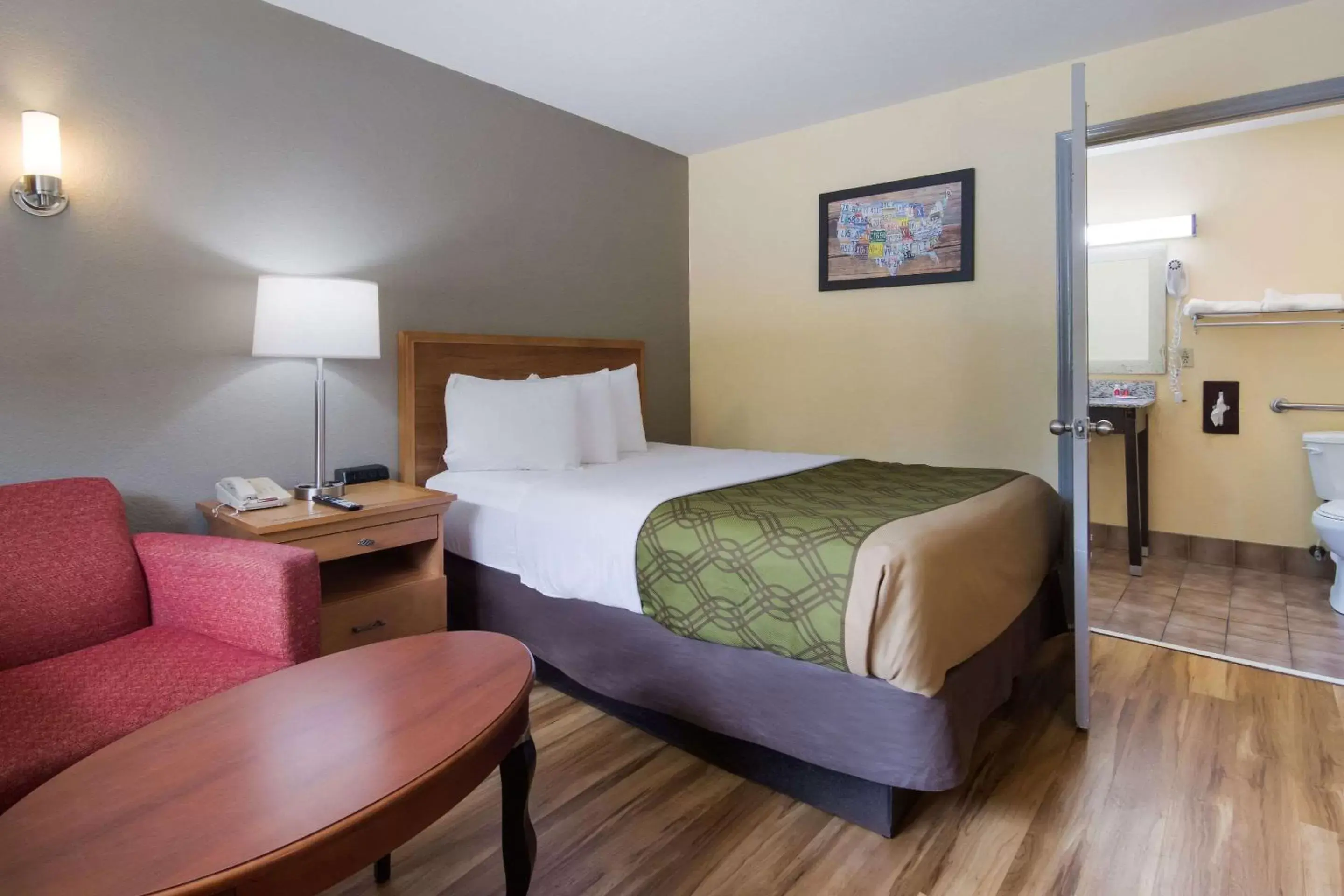 Photo of the whole room, Bed in Econo Lodge Battleboro - Rocky Mount I-95