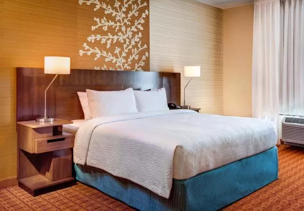 Bedroom, Bed in Fairfield Inn & Suites by Marriott Detroit Canton