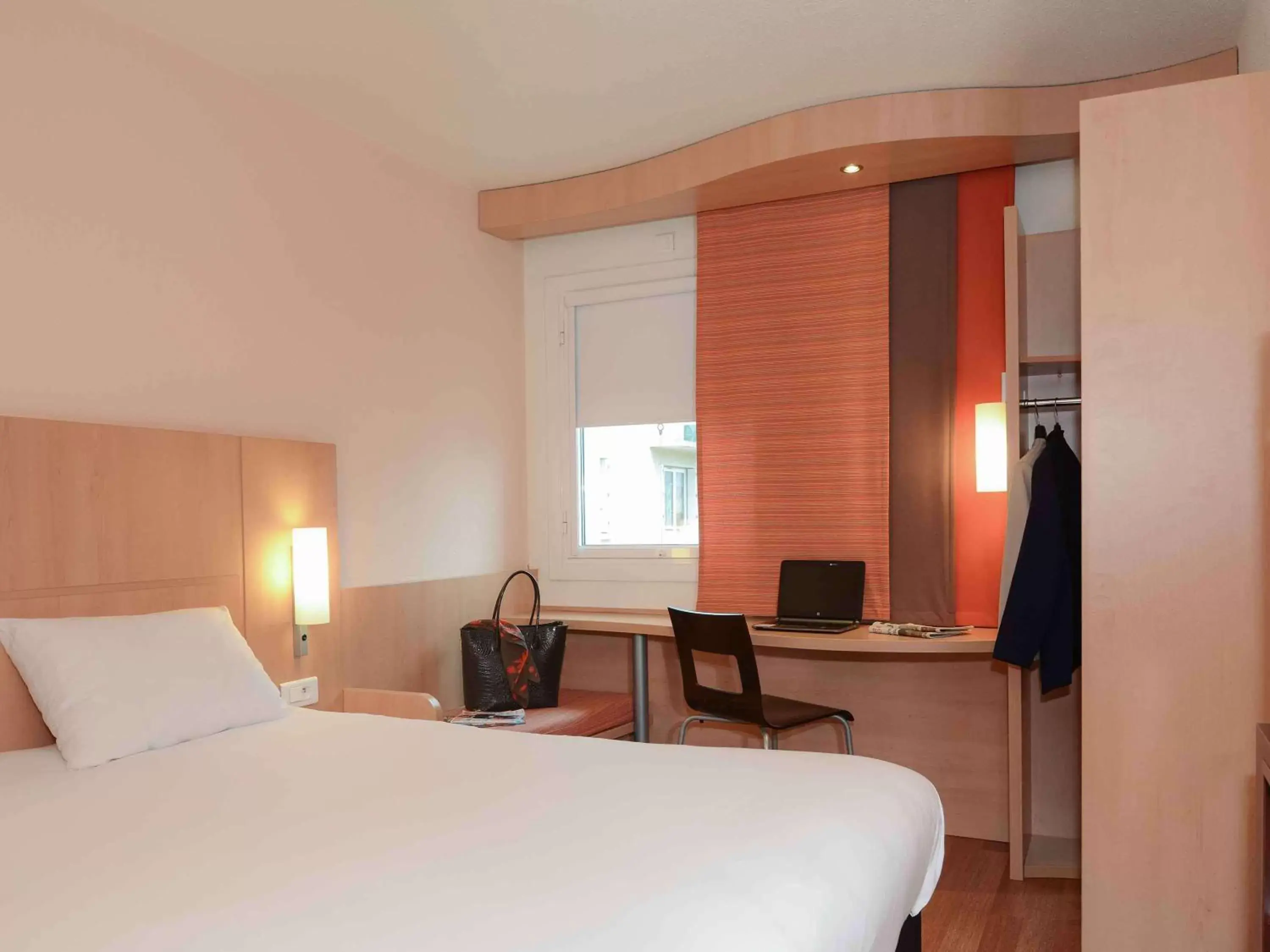 Photo of the whole room, Bed in IBIS Caen Centre