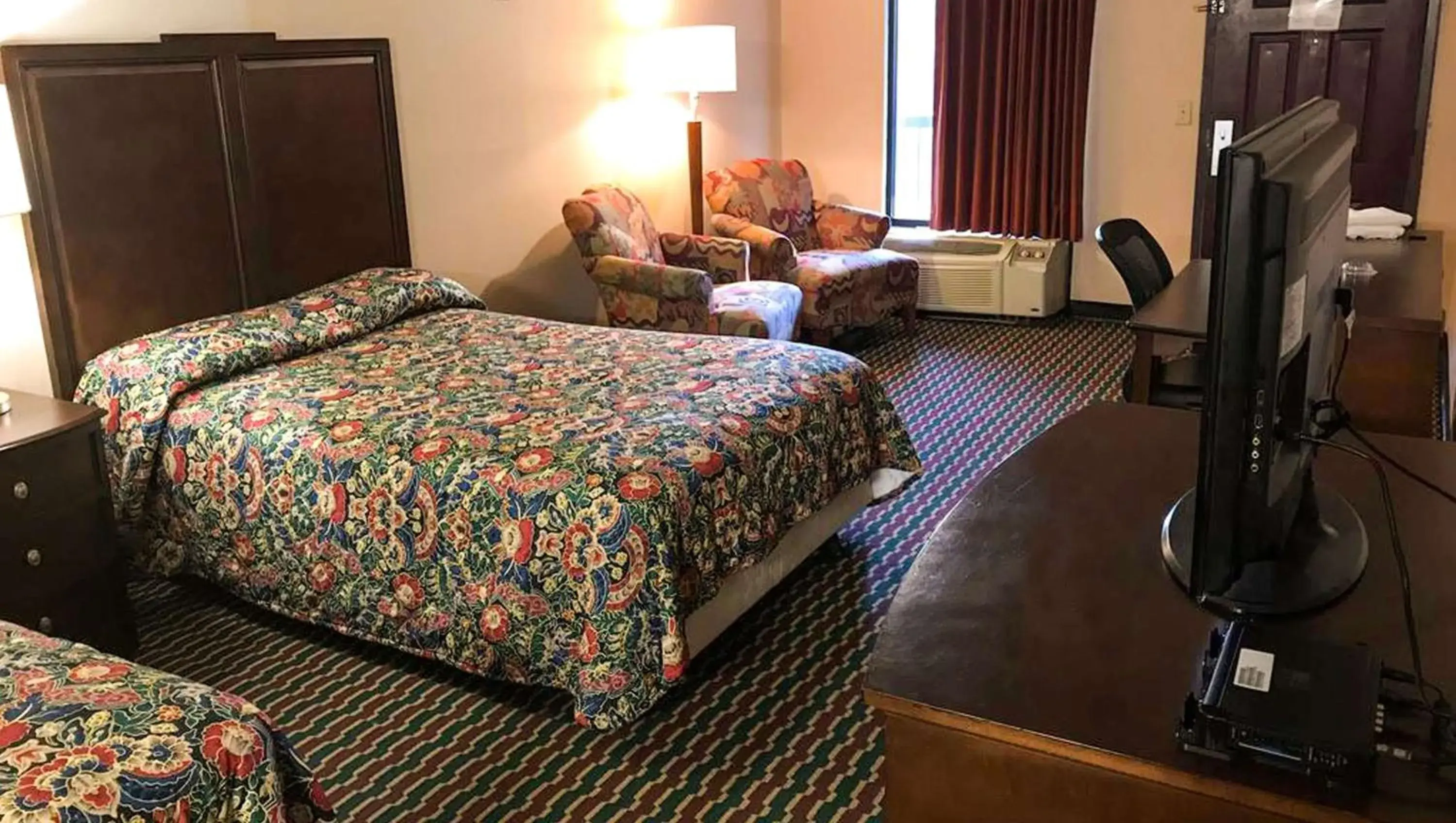 Photo of the whole room, Bed in Magnuson Hotel Marietta