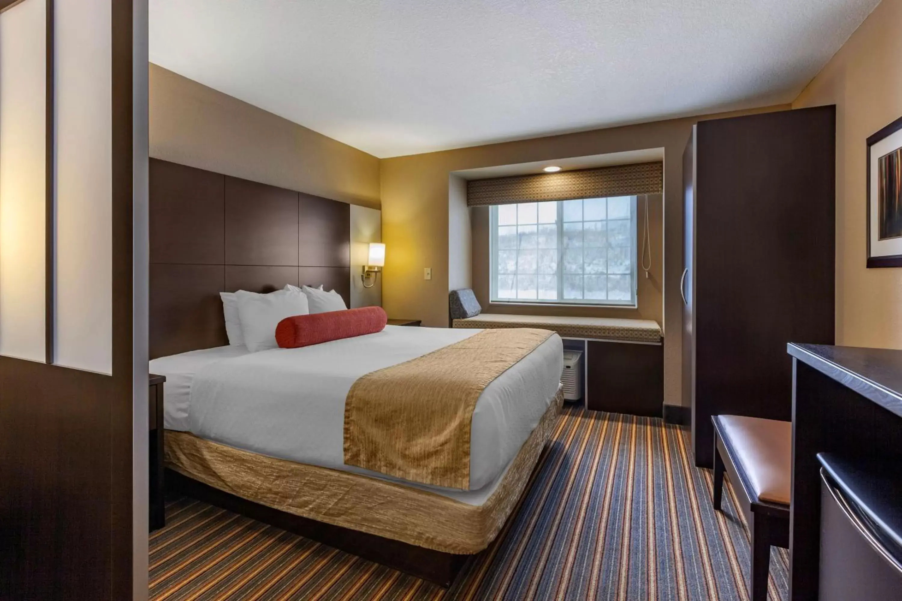 Bedroom, Bed in Best Western Plus Woodstock Inn & Suites