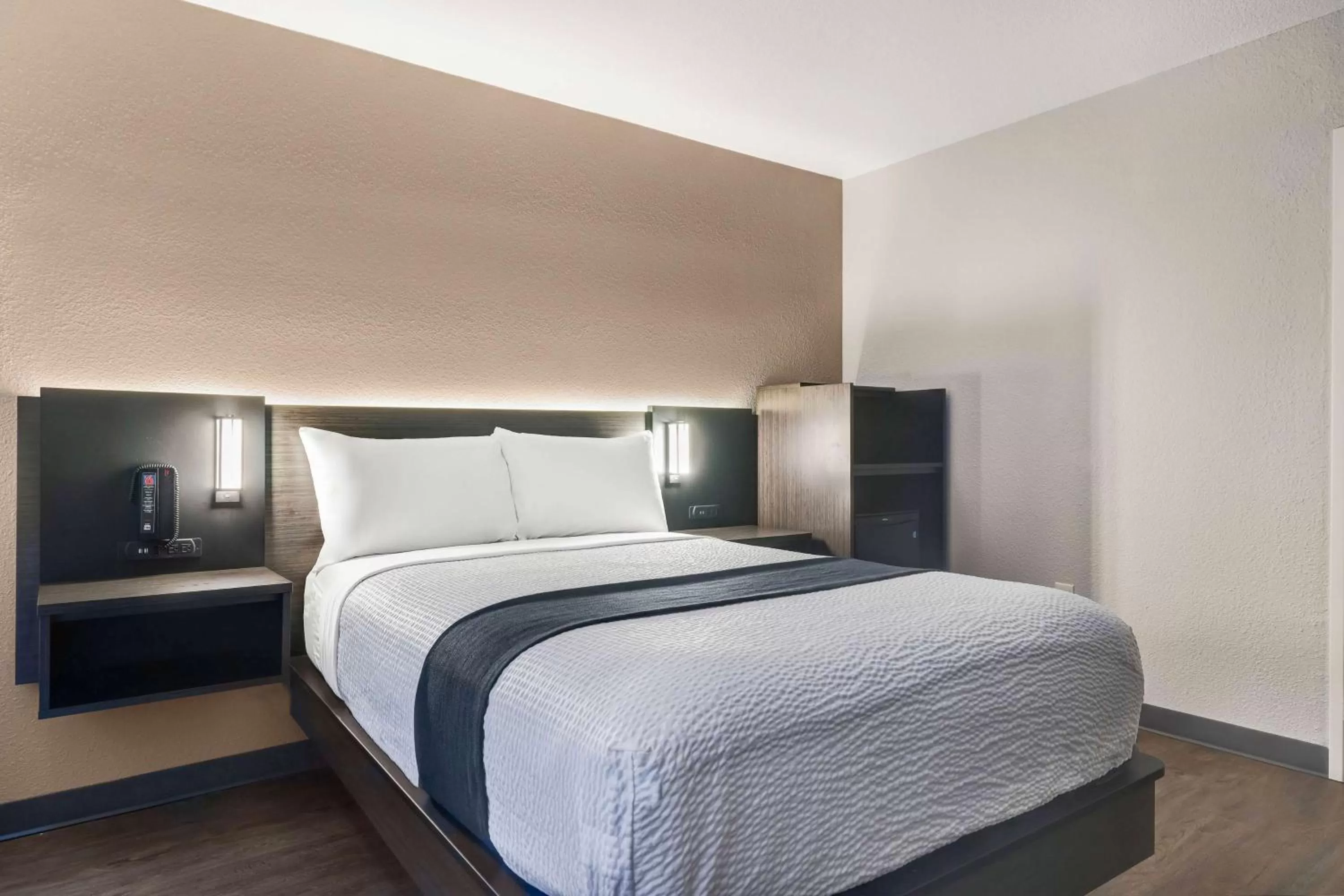 Photo of the whole room, Bed in Motel 6-Issaquah, WA - Seattle - East