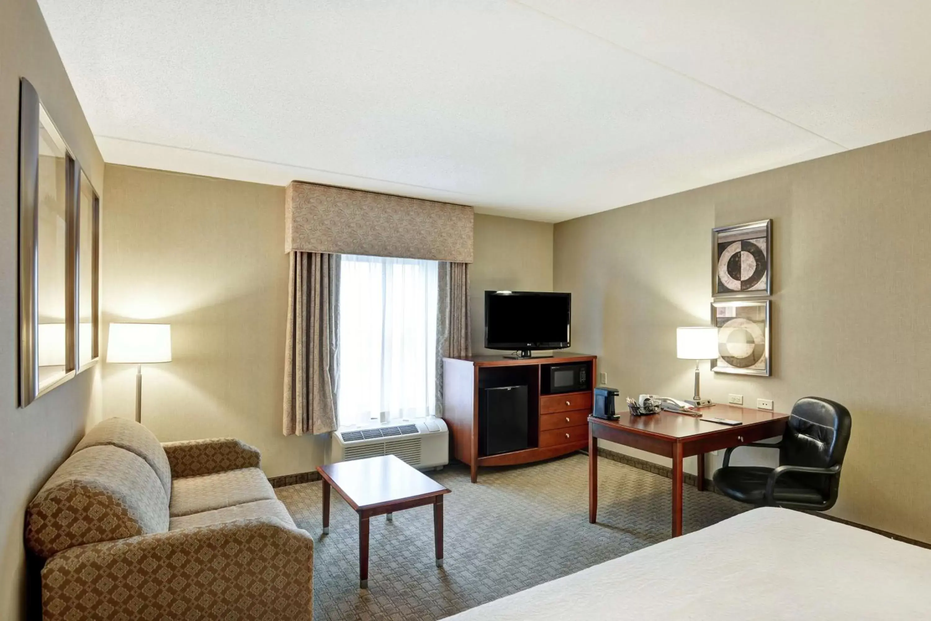 Bedroom, Seating Area in Hampton Inn Lewisburg