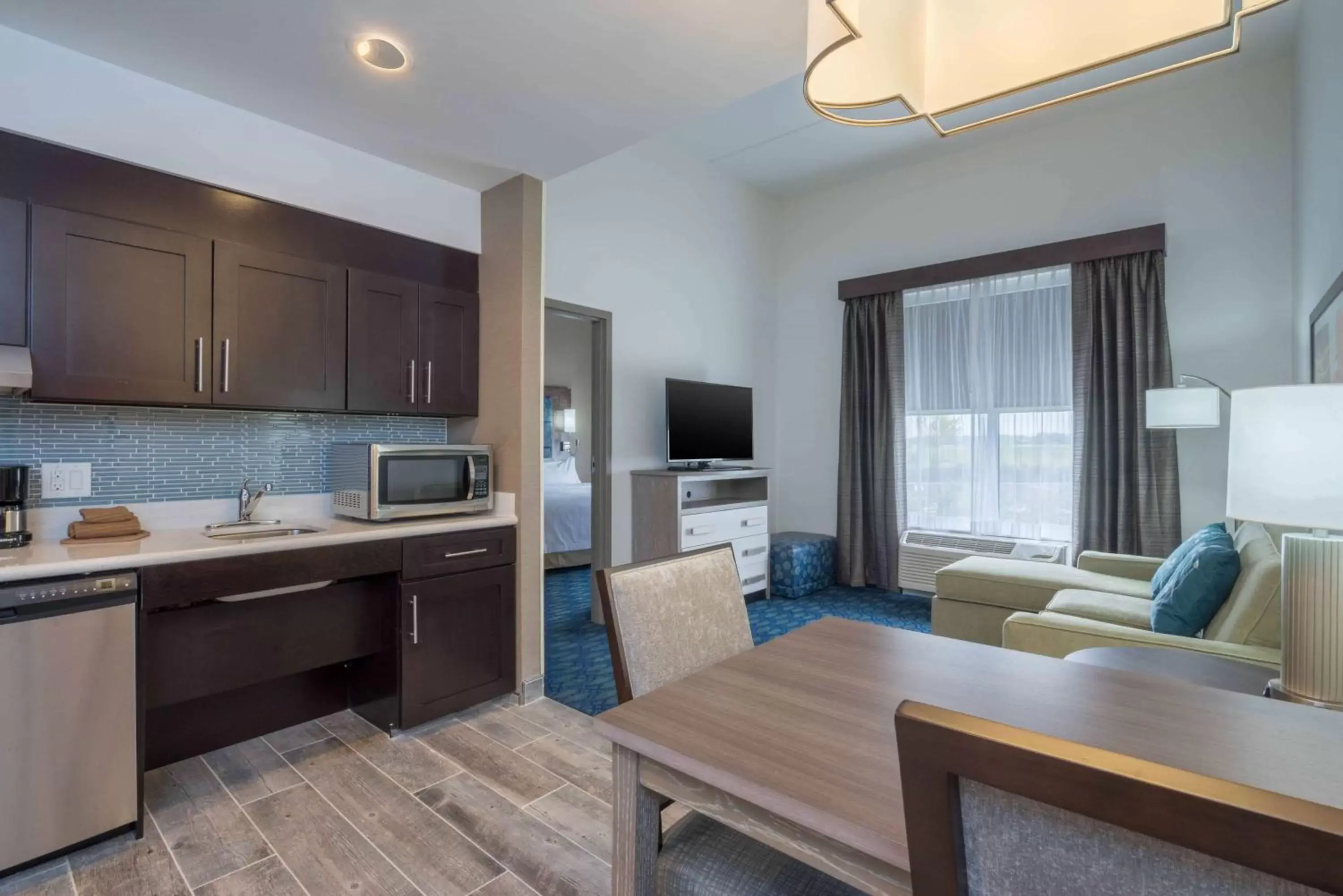 Bedroom, Kitchen/Kitchenette in Homewood Suites by Hilton Philadelphia Plymouth Meeting