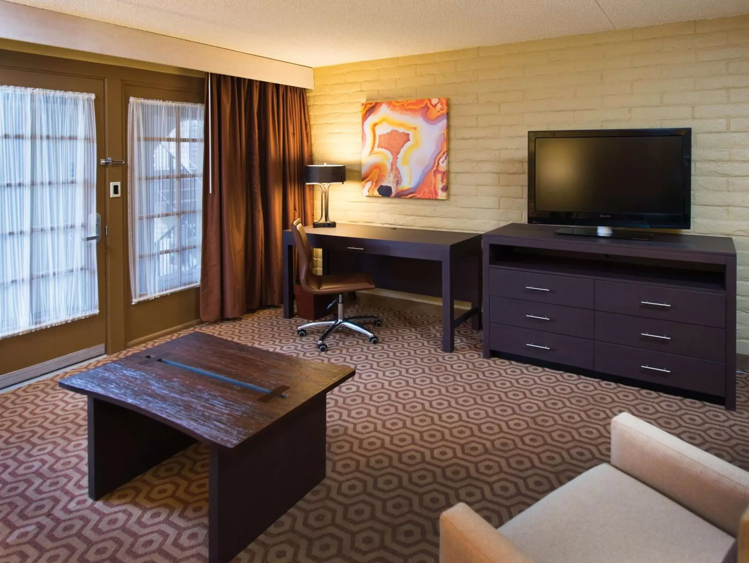 Bedroom, TV/Entertainment Center in DoubleTree Suites by Hilton Tucson-Williams Center