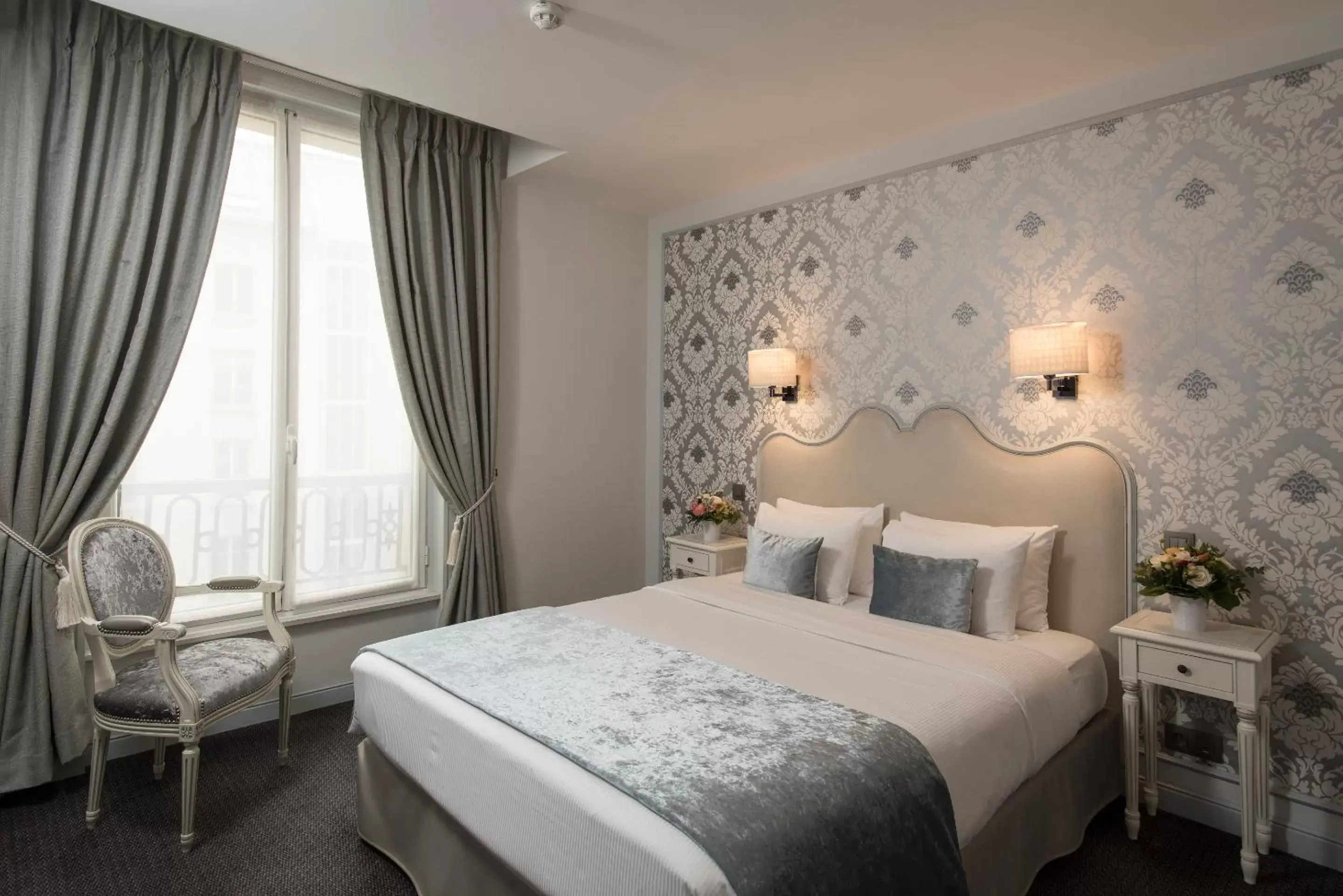 Bedroom in Hôtel Saint-Pétersbourg Opéra & Spa