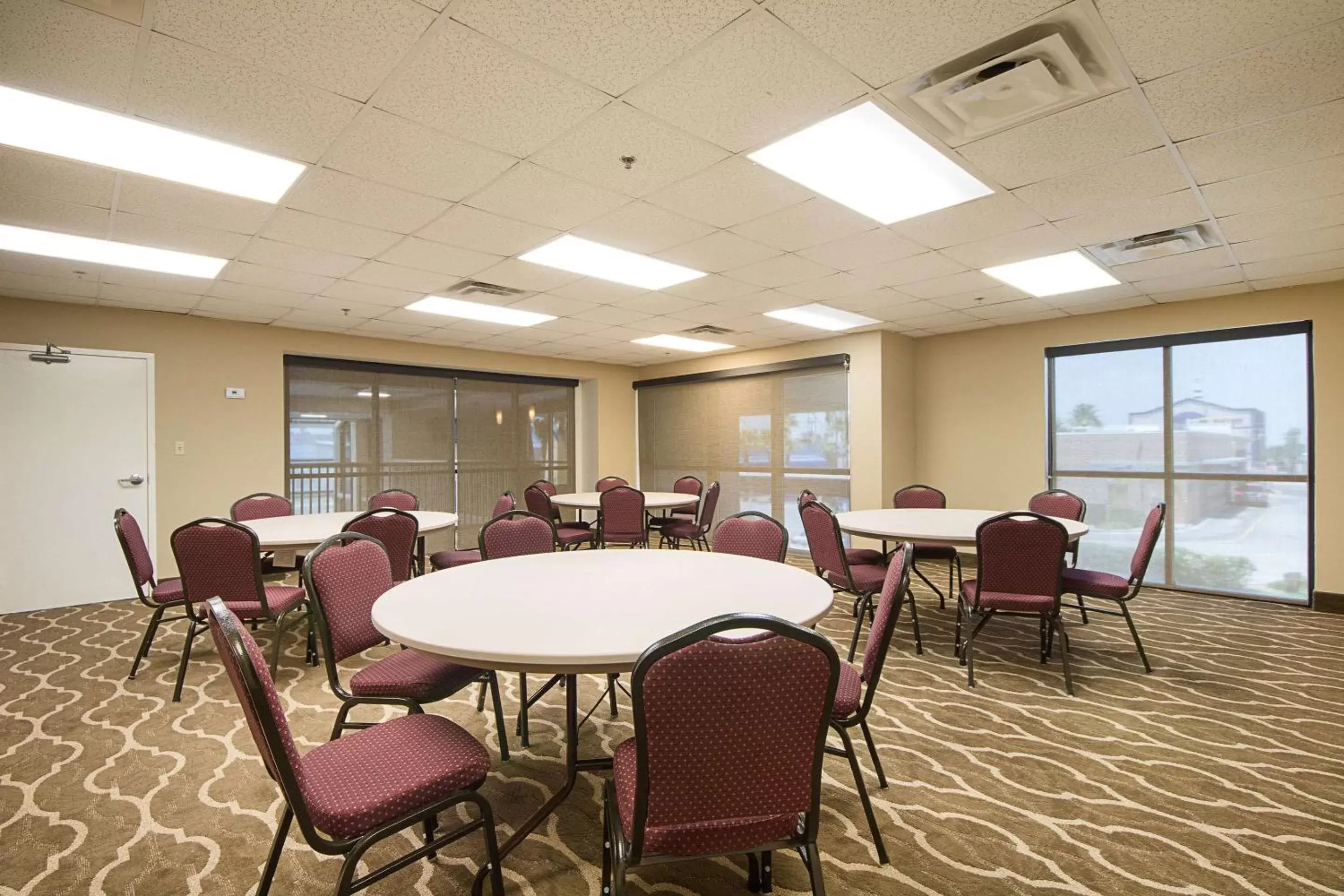 Seating area in Comfort Suites Beachside