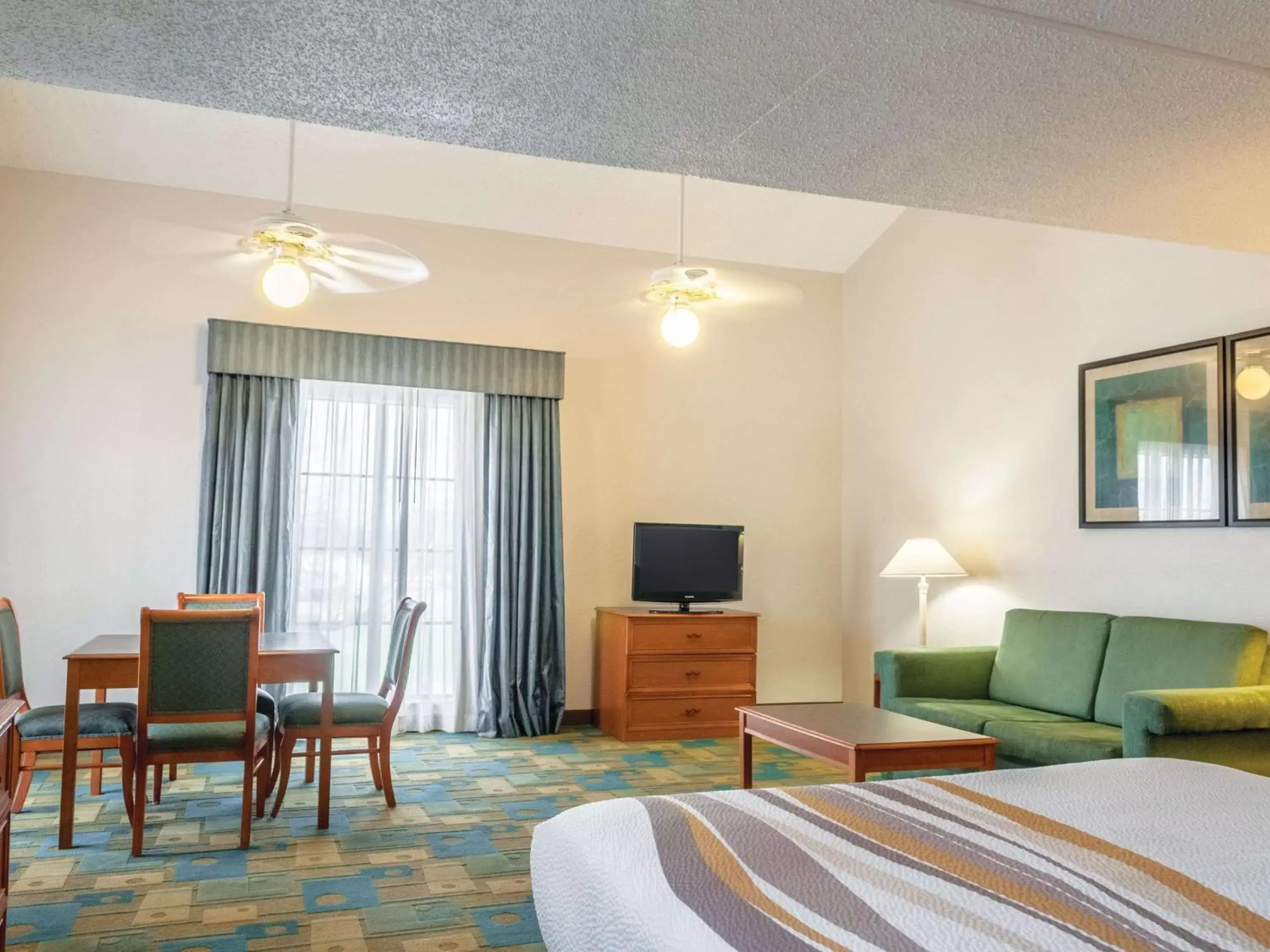 Photo of the whole room, TV/Entertainment Center in La Quinta Inn by Wyndham New Orleans West Bank / Gretna