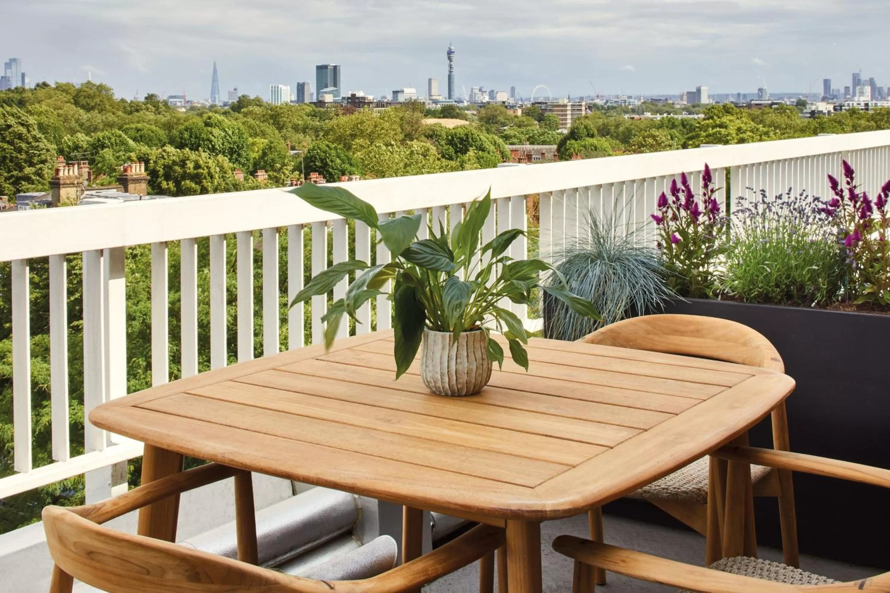 Photo of the whole room in London Marriott Hotel Regents Park