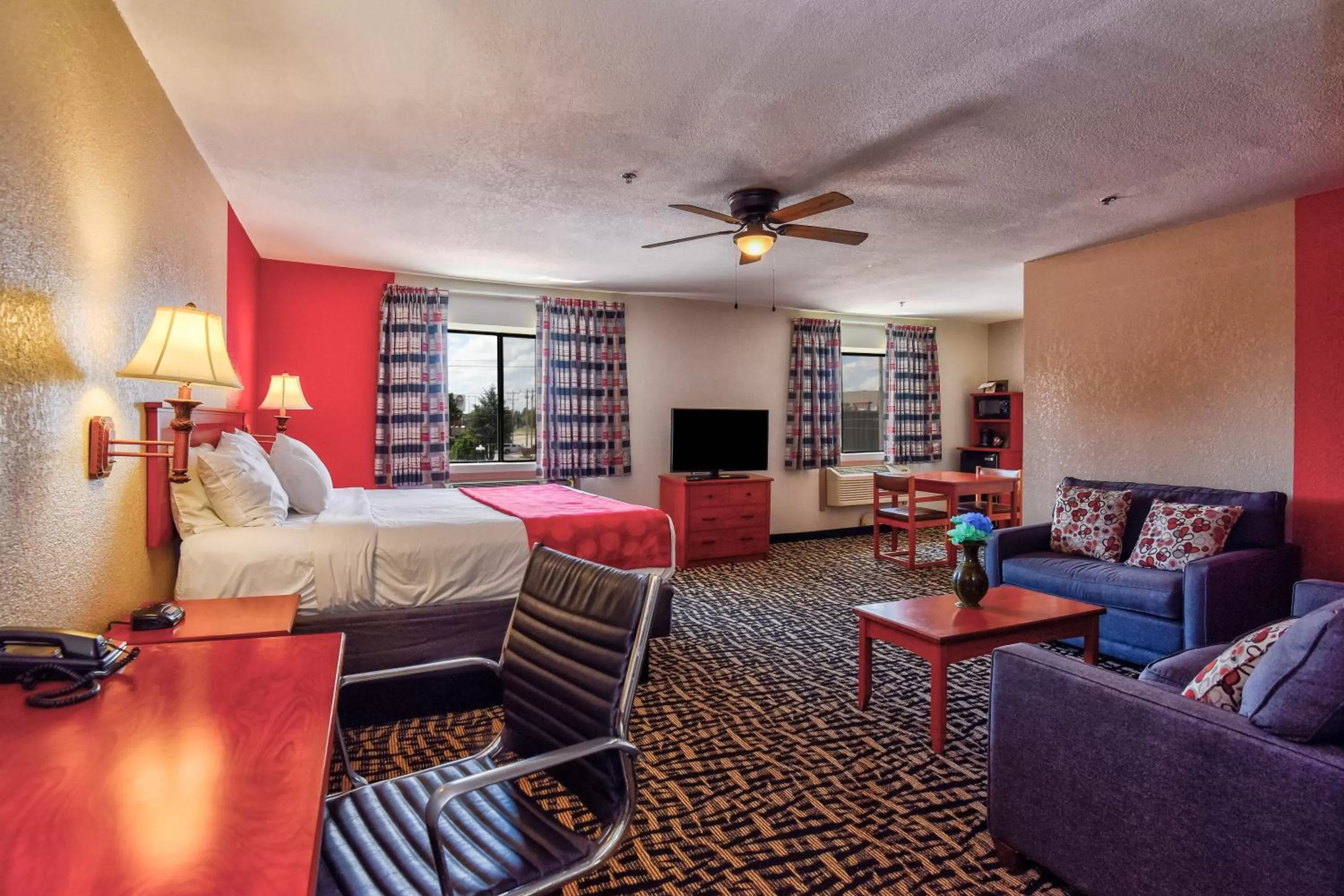 TV and multimedia, Bed in Ramada by Wyndham Oklahoma City Airport North