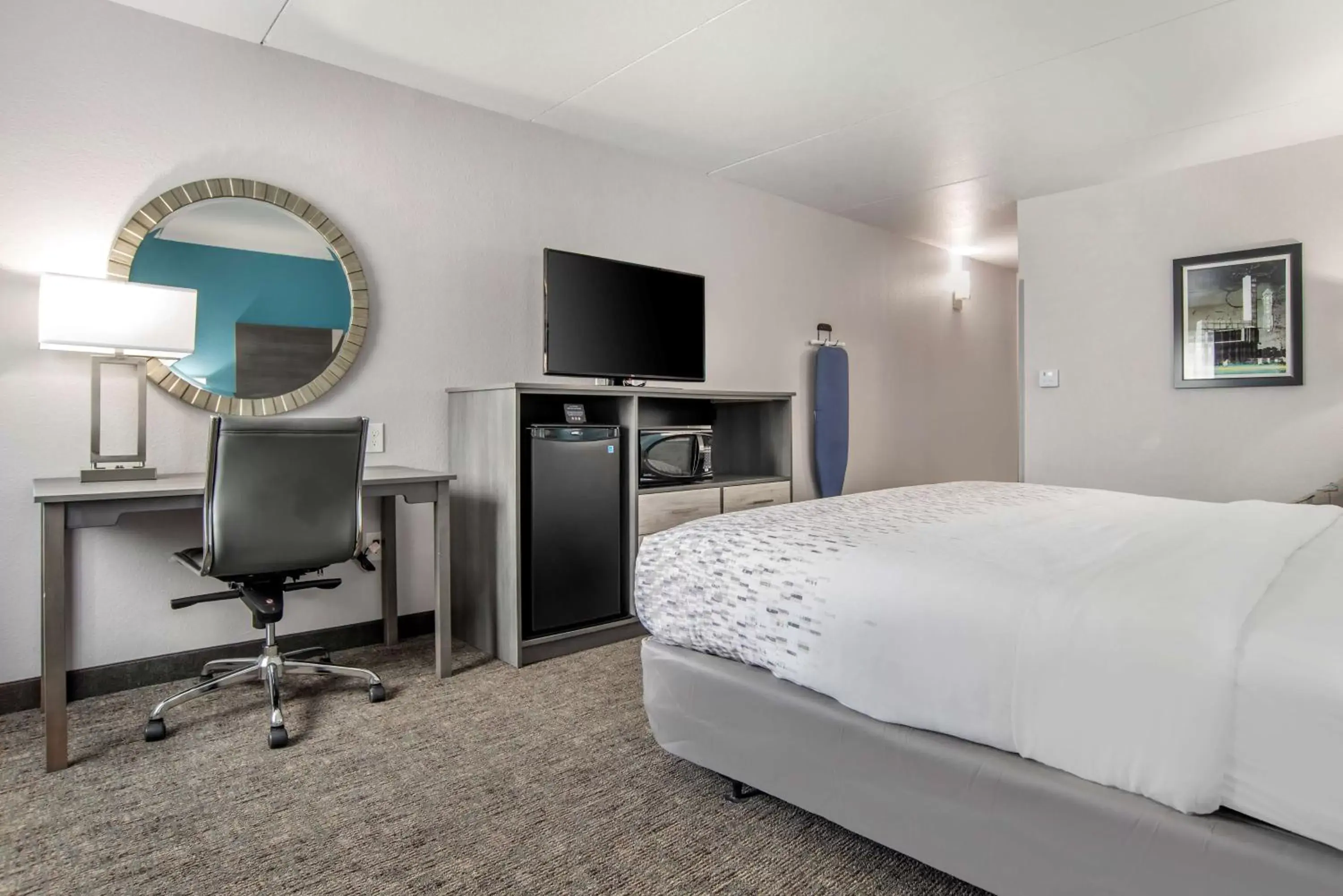 Bedroom, TV/Entertainment Center in Best Western Brewton Inn