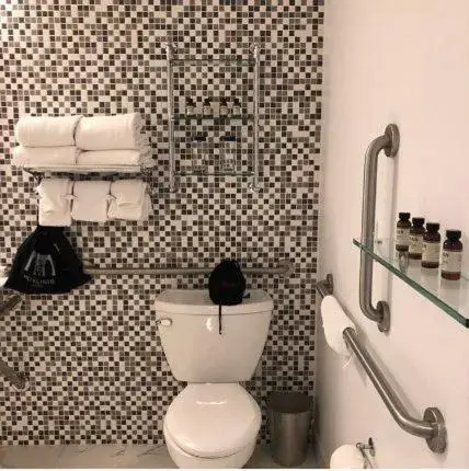 Shower, Bathroom in Hotel Hugo