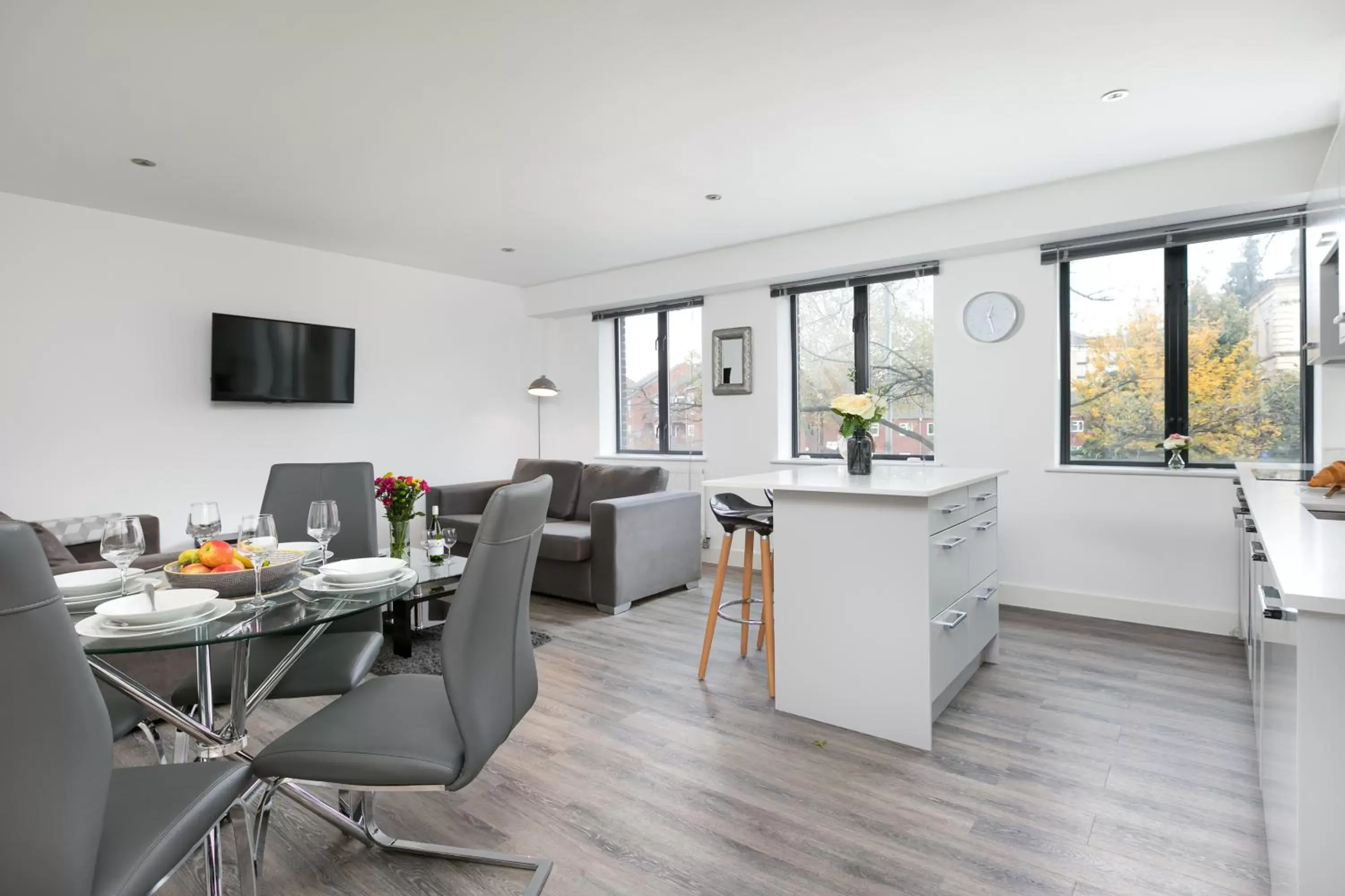 Living room, Dining Area in Reading Kings Road Lodge by Creatick Apartments
