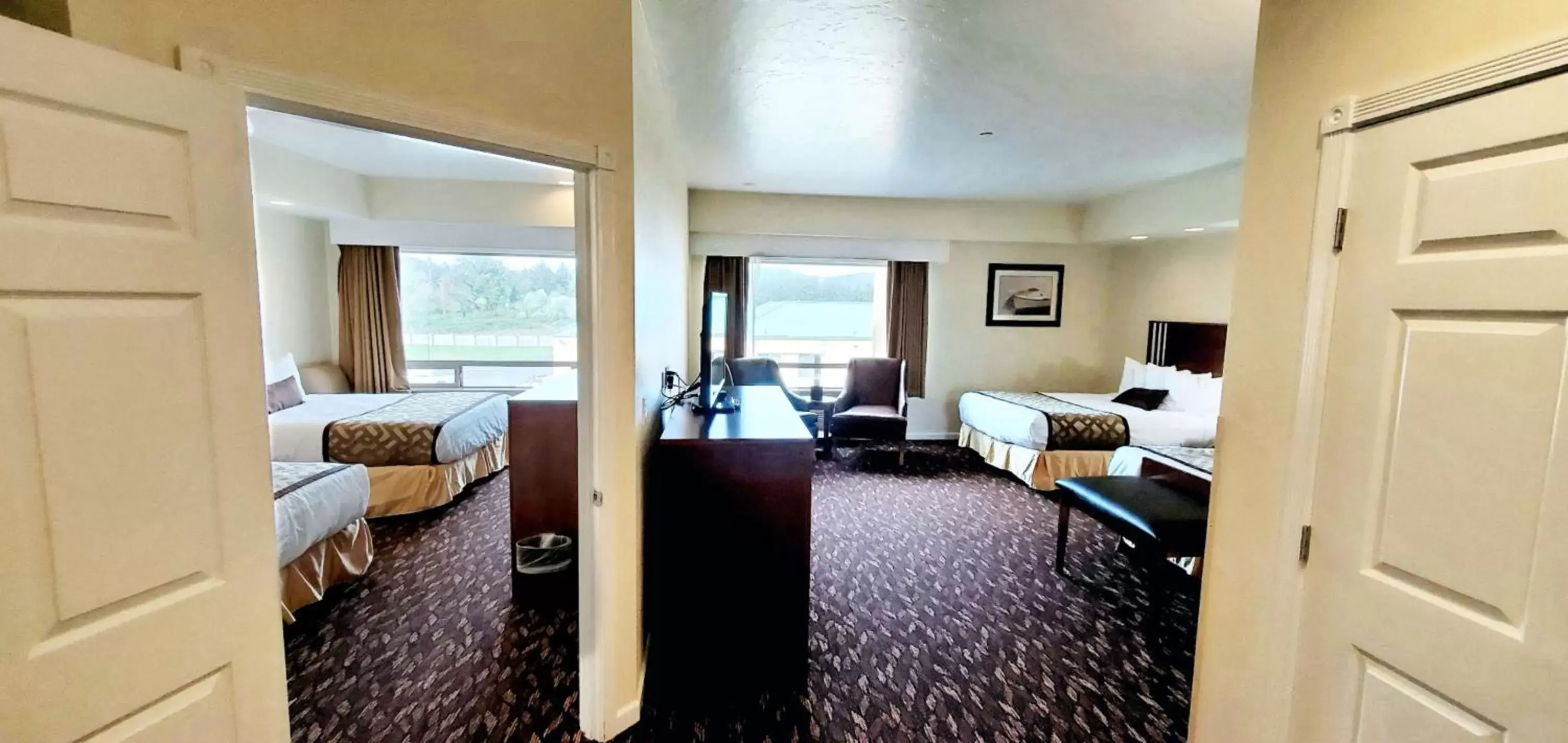 Photo of the whole room, Seating Area in Best Western Plus Northwoods Inn