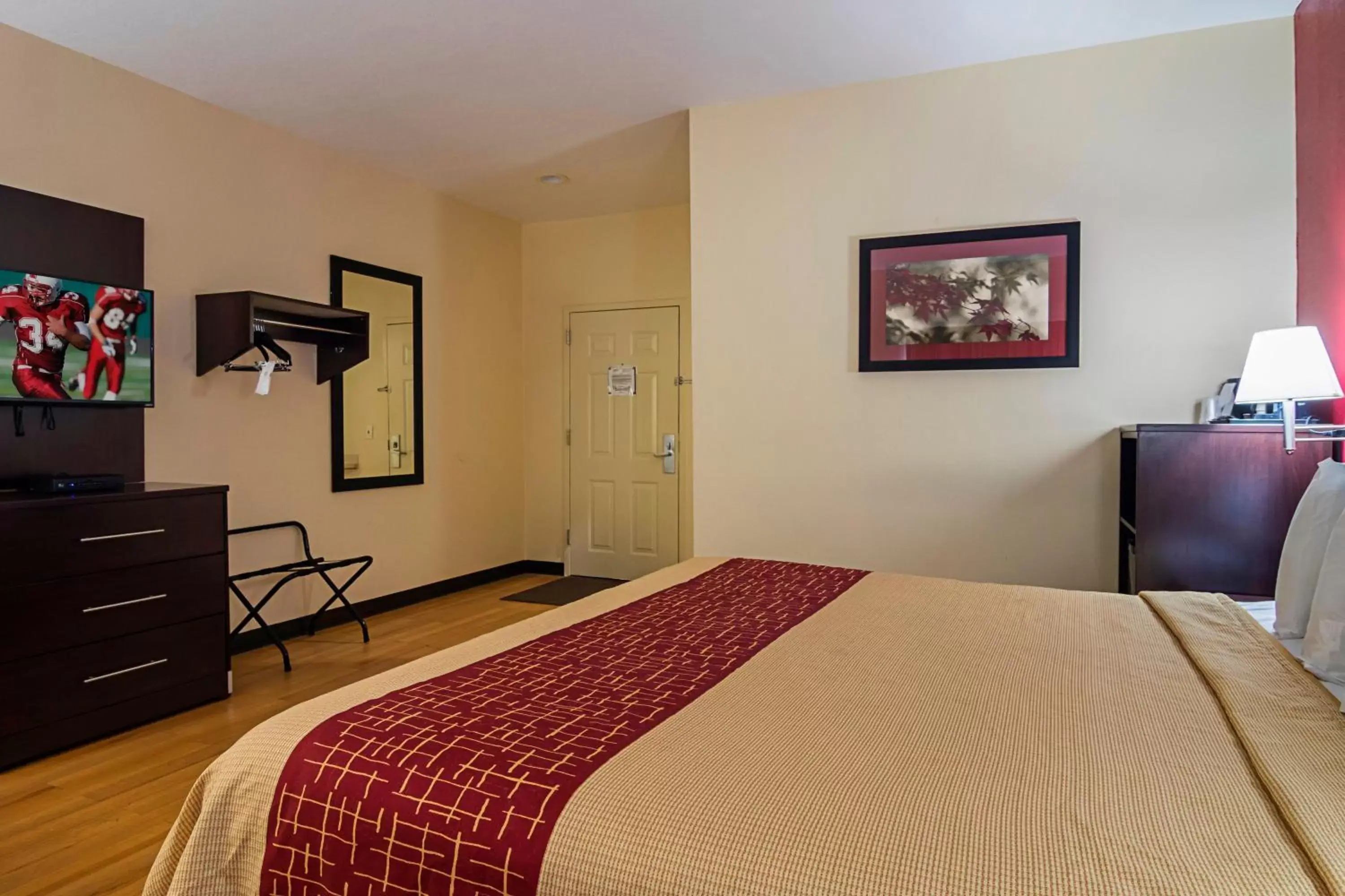 Photo of the whole room, Bed in Red Roof Inn & Suites Lake Orion / Auburn Hills