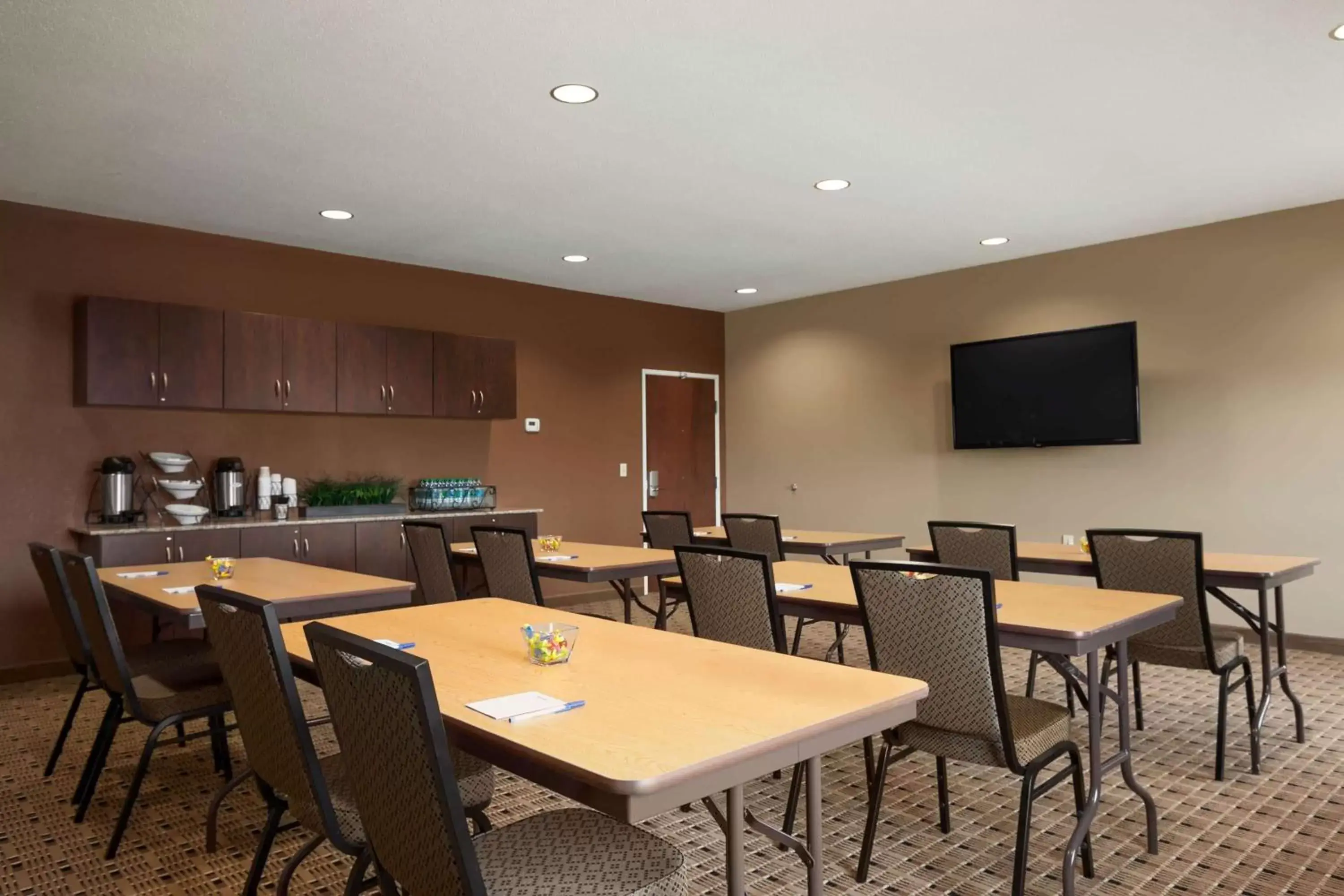 Meeting/conference room, Restaurant/Places to Eat in Microtel Inn & Suites - St Clairsville