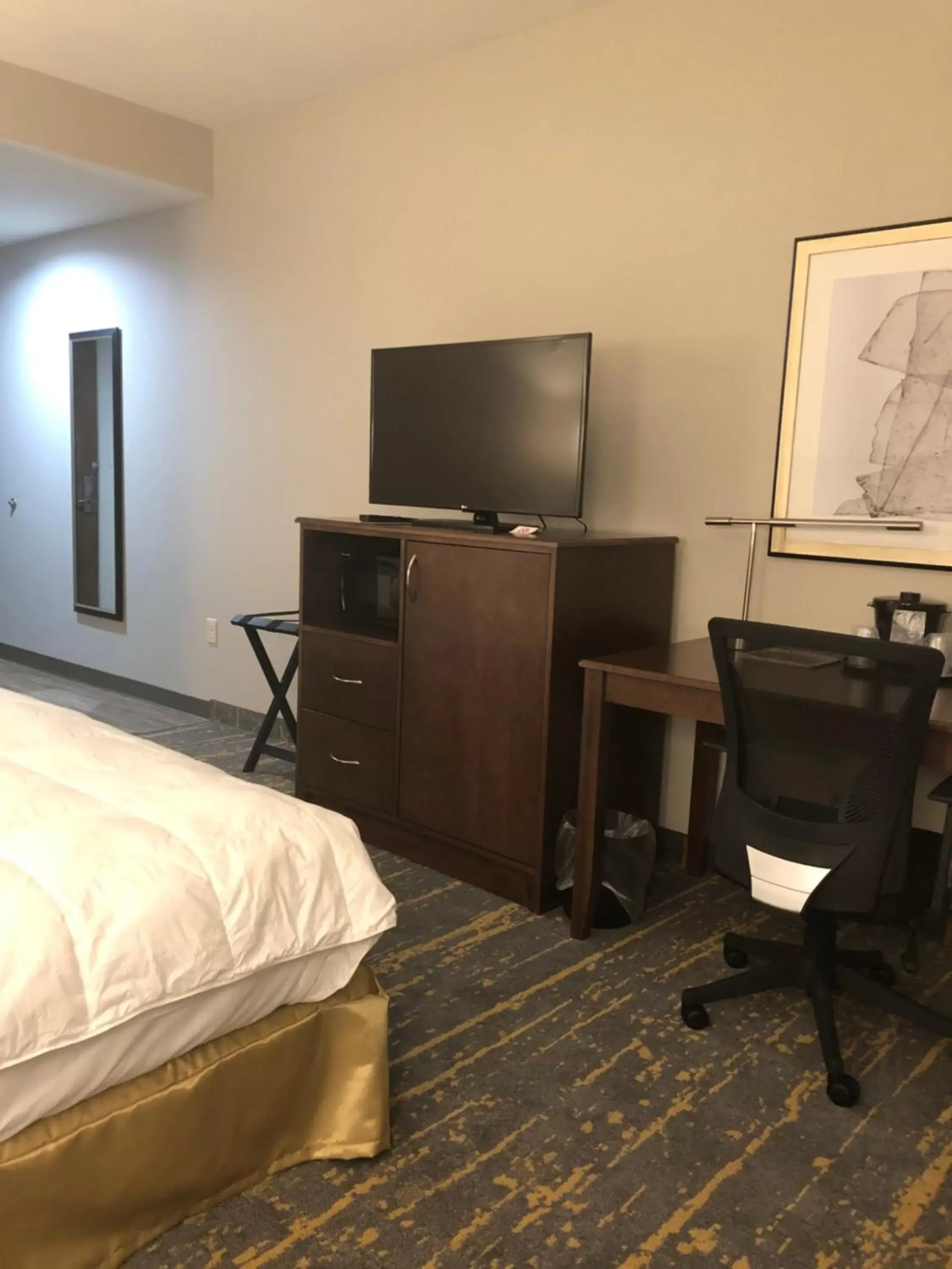 Bedroom, TV/Entertainment Center in The Mulberry Hotel