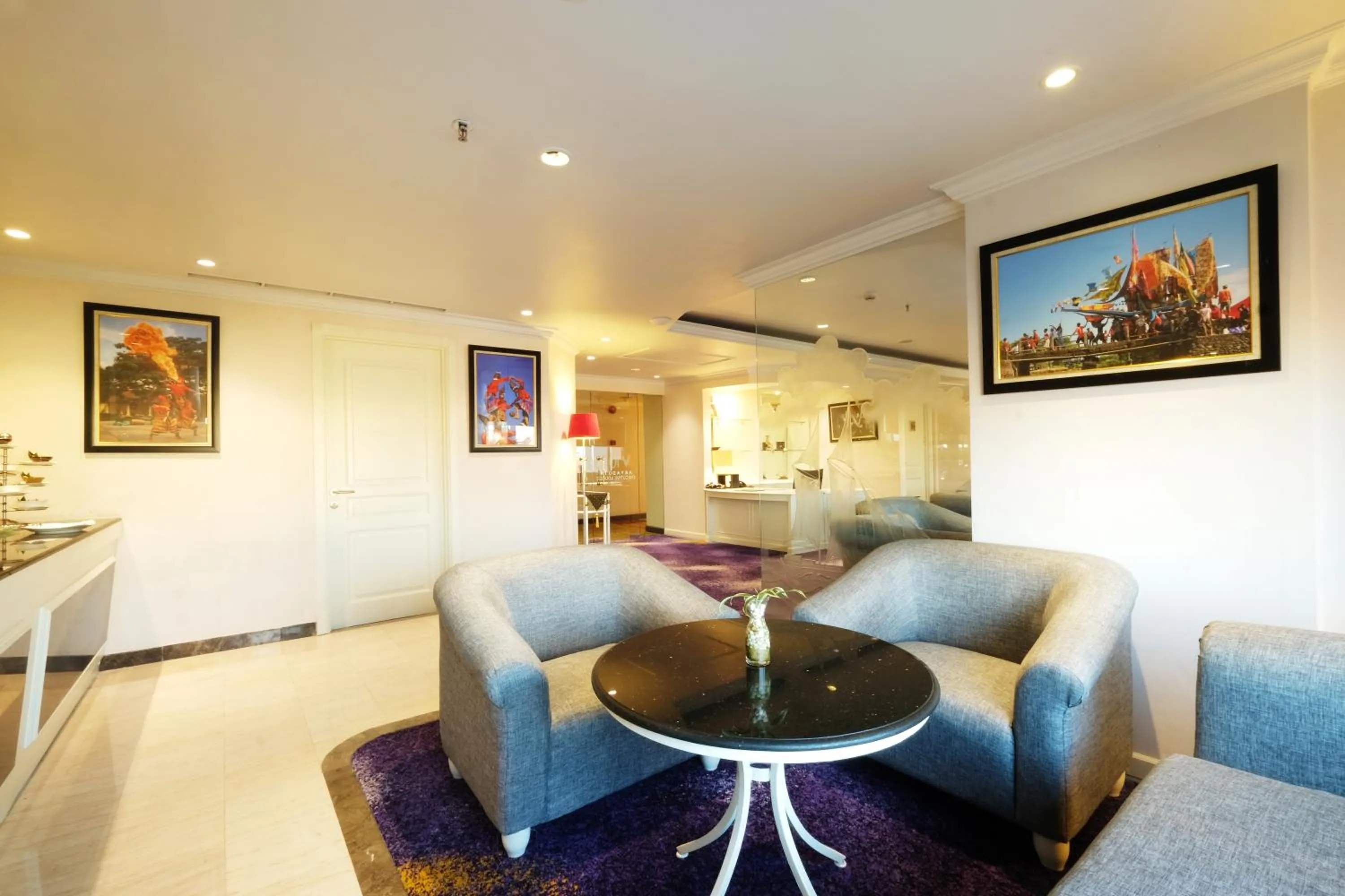 Seating area in Aryaduta Makassar