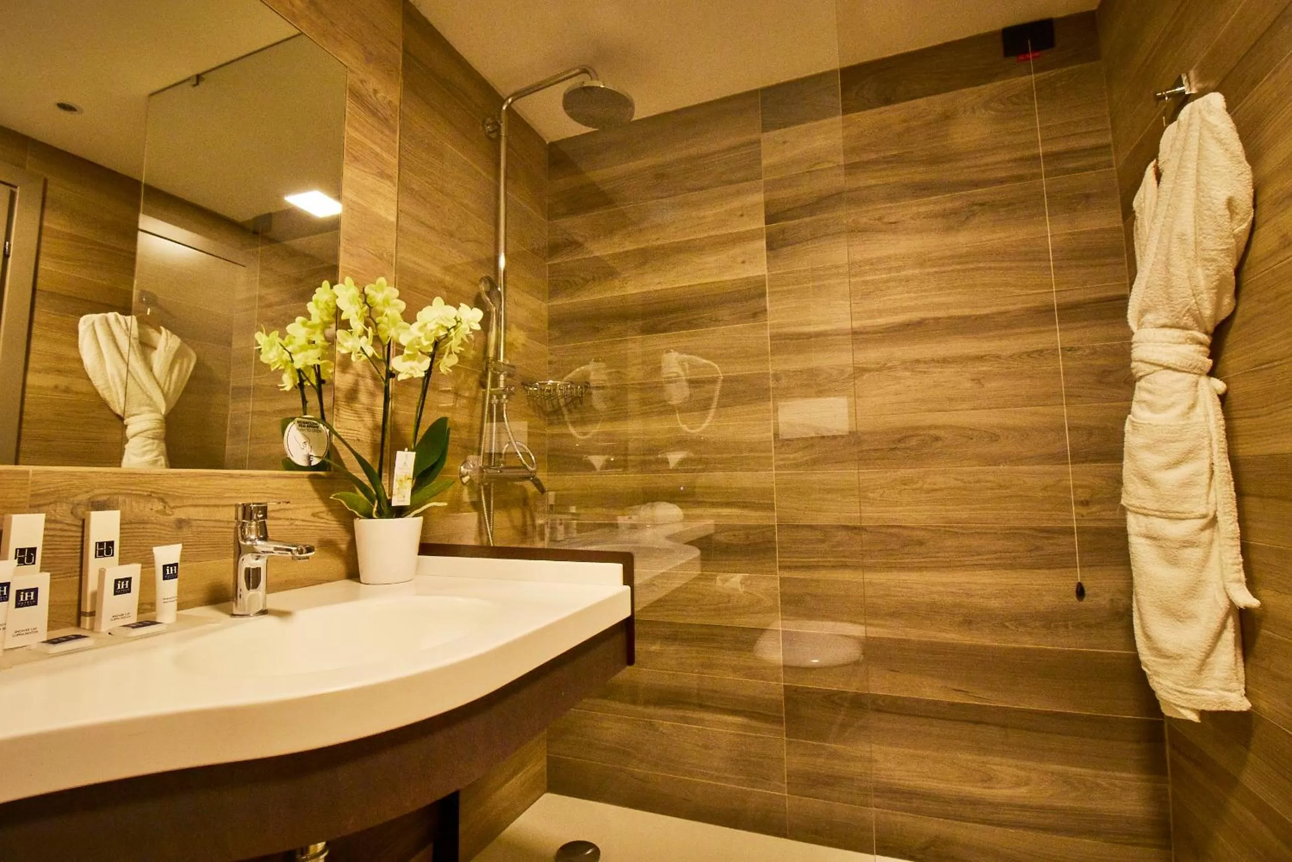 Shower in iH Hotels Milano Lorenteggio