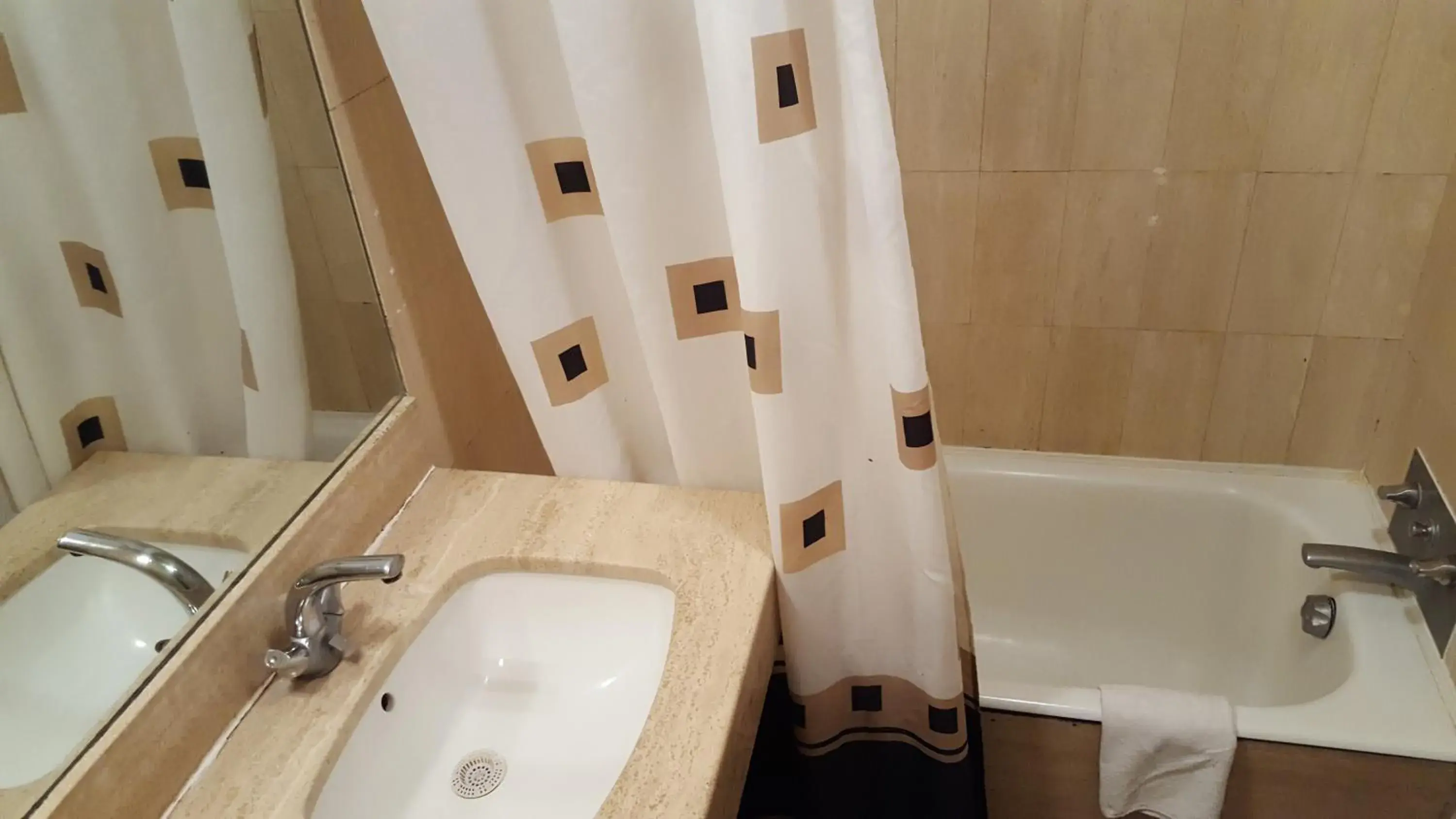 Bathroom in Hôtel Média