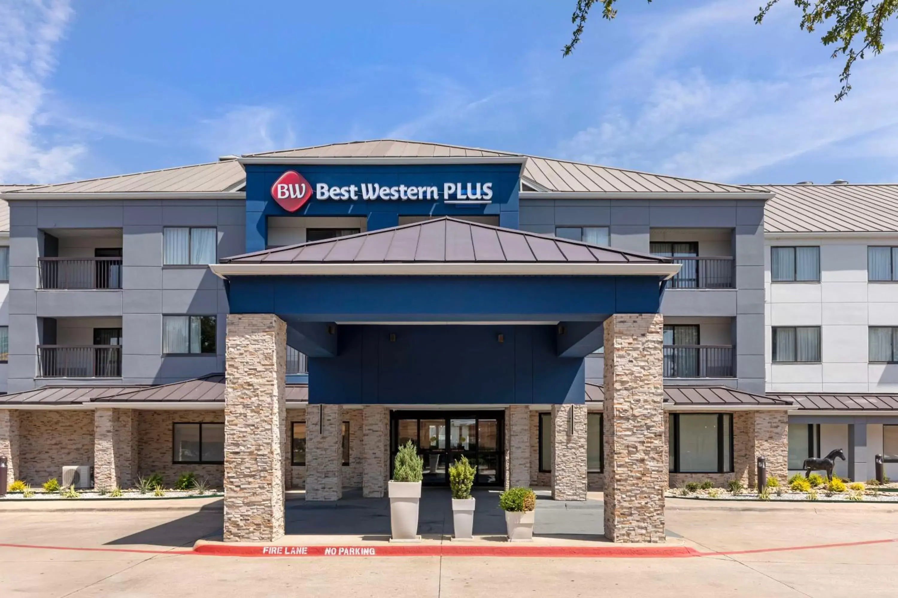 Property Building in Best Western Plus Fort Worth North