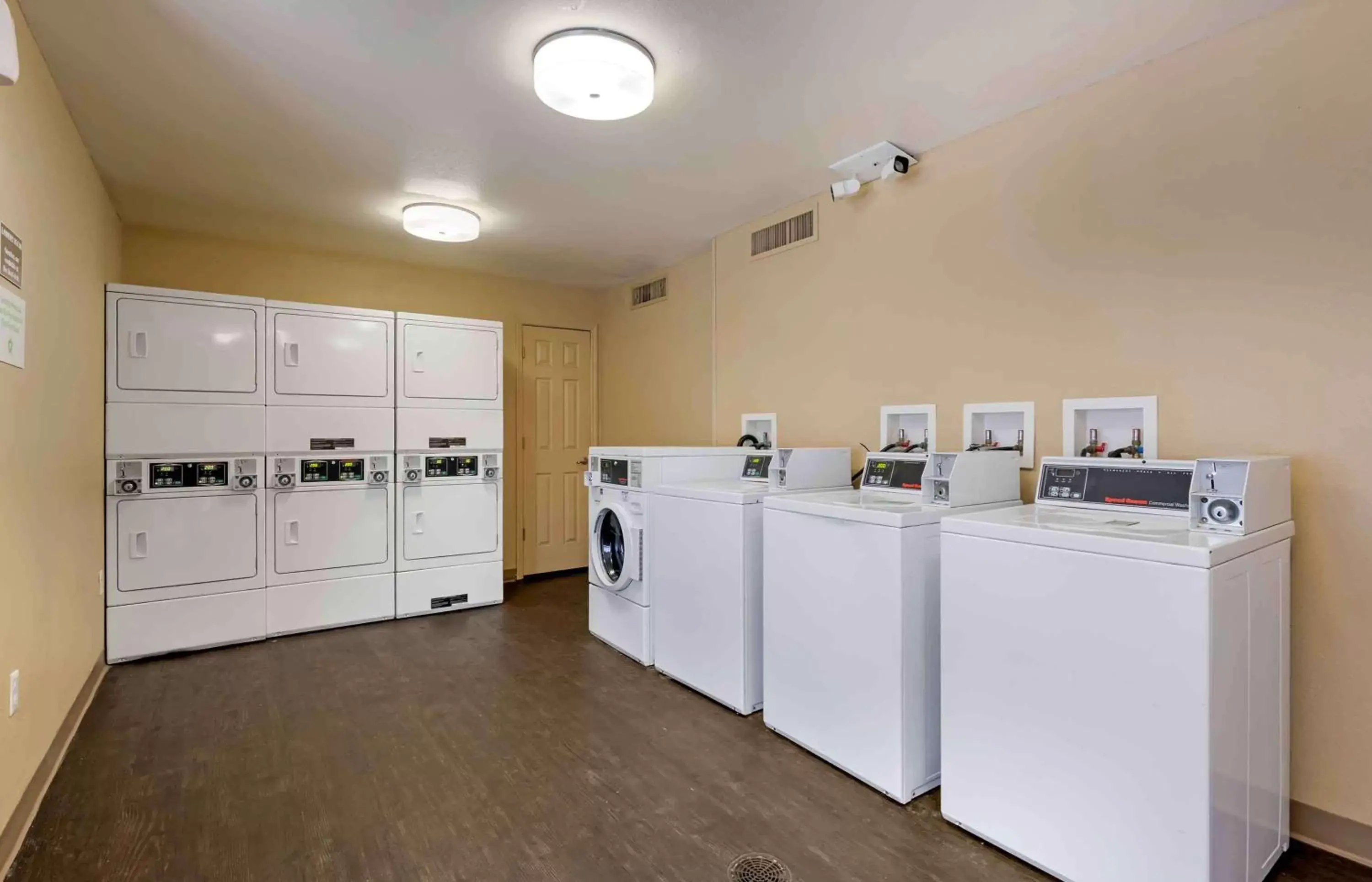 Property building, Kitchen/Kitchenette in Extended Stay America Suites - Orlando - Convention Center - Universal Blvd