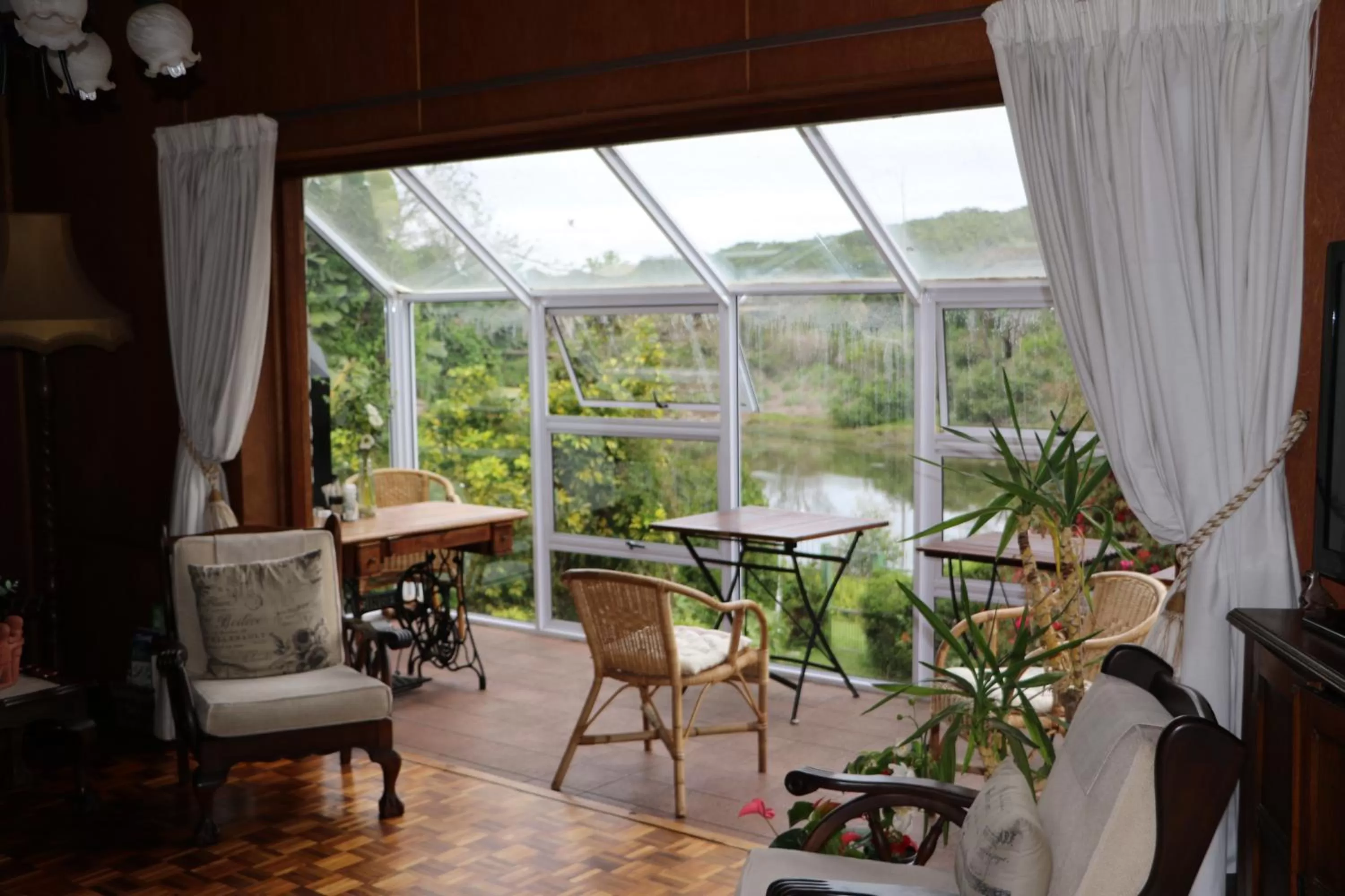 Food and drinks in Forword's River Lodge