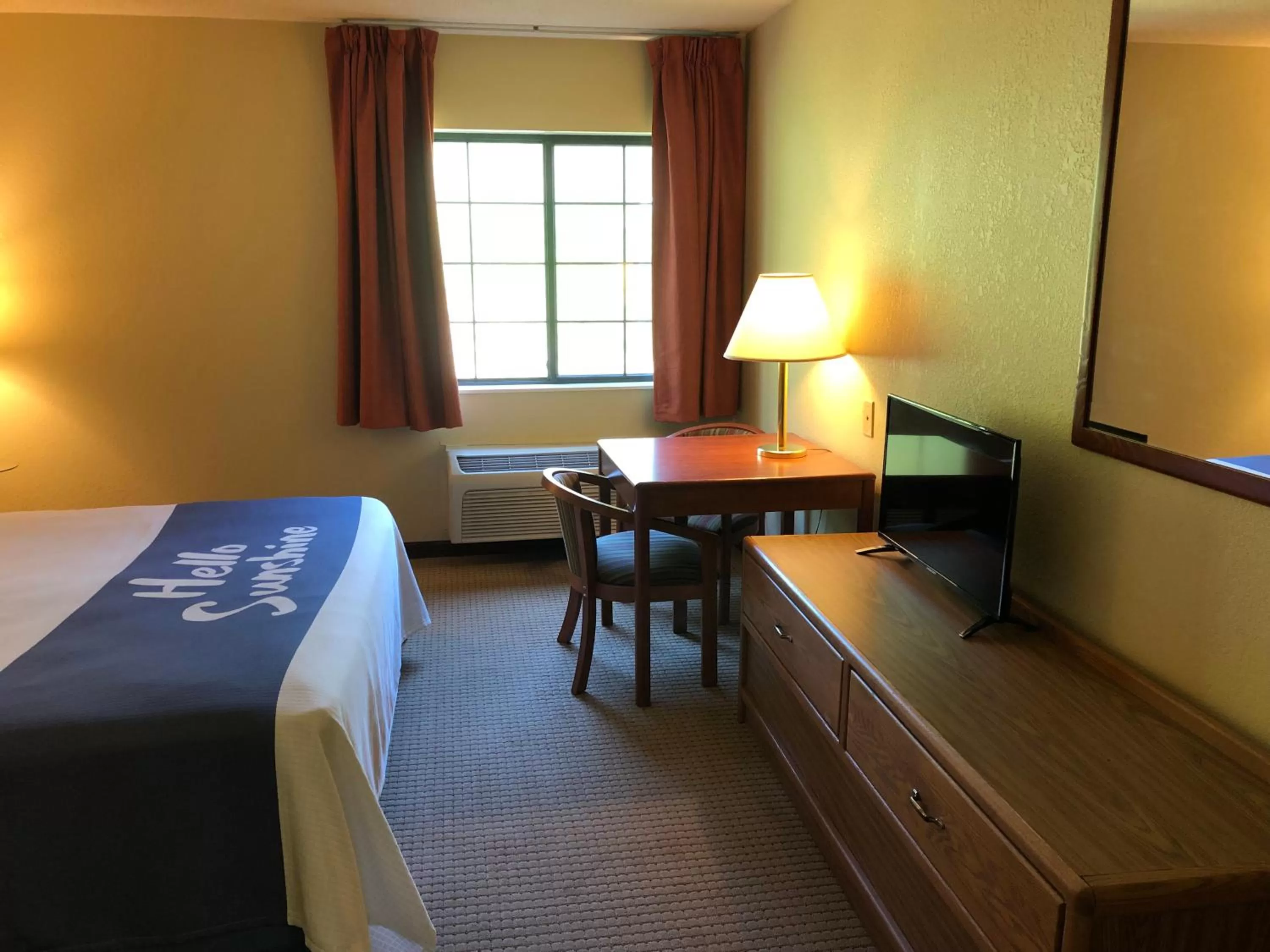 Bed in Days Inn by Wyndham Iron Mountain