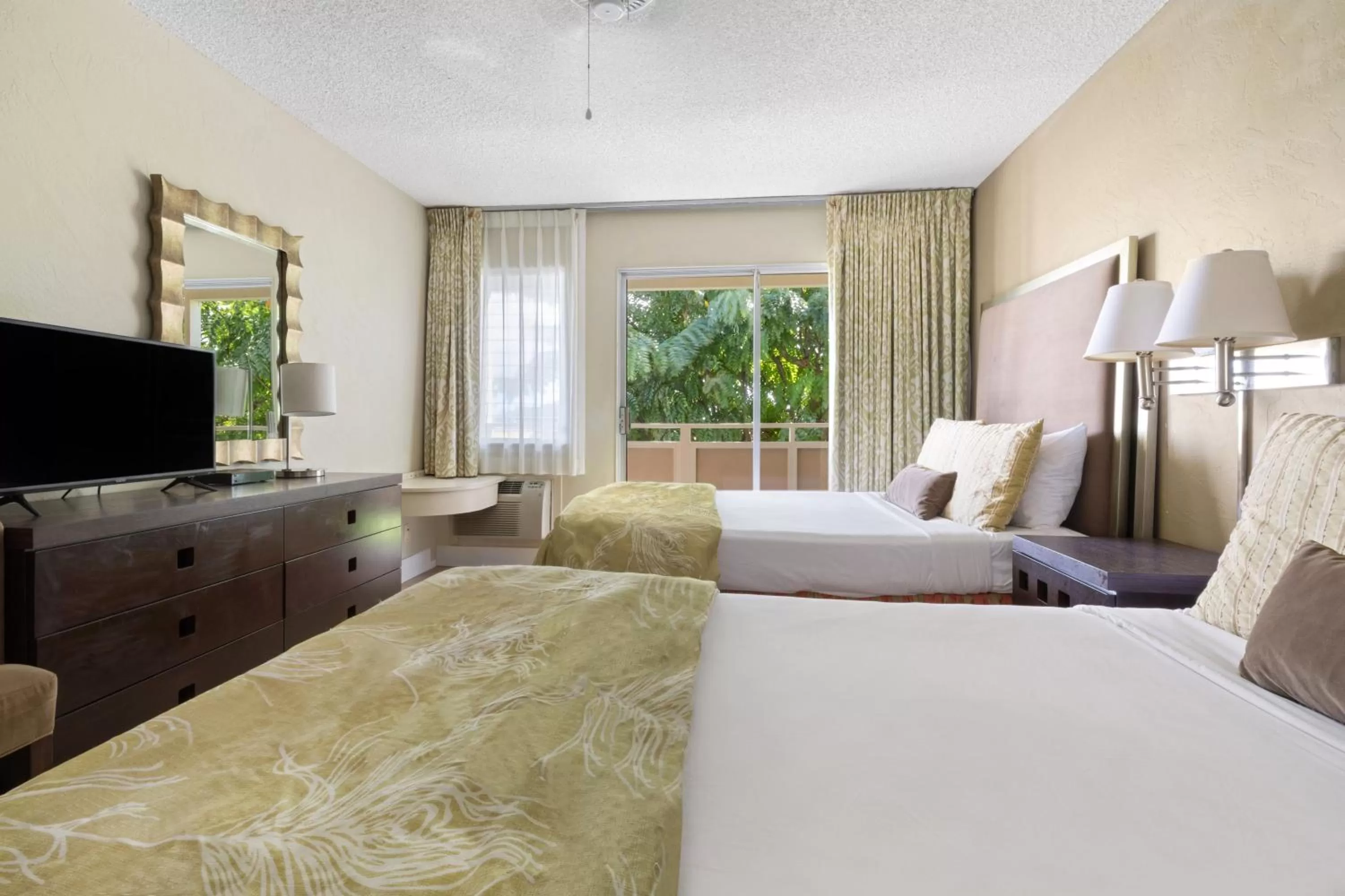 One-Bedroom Suite with Pool View in Plantation Hale Suites