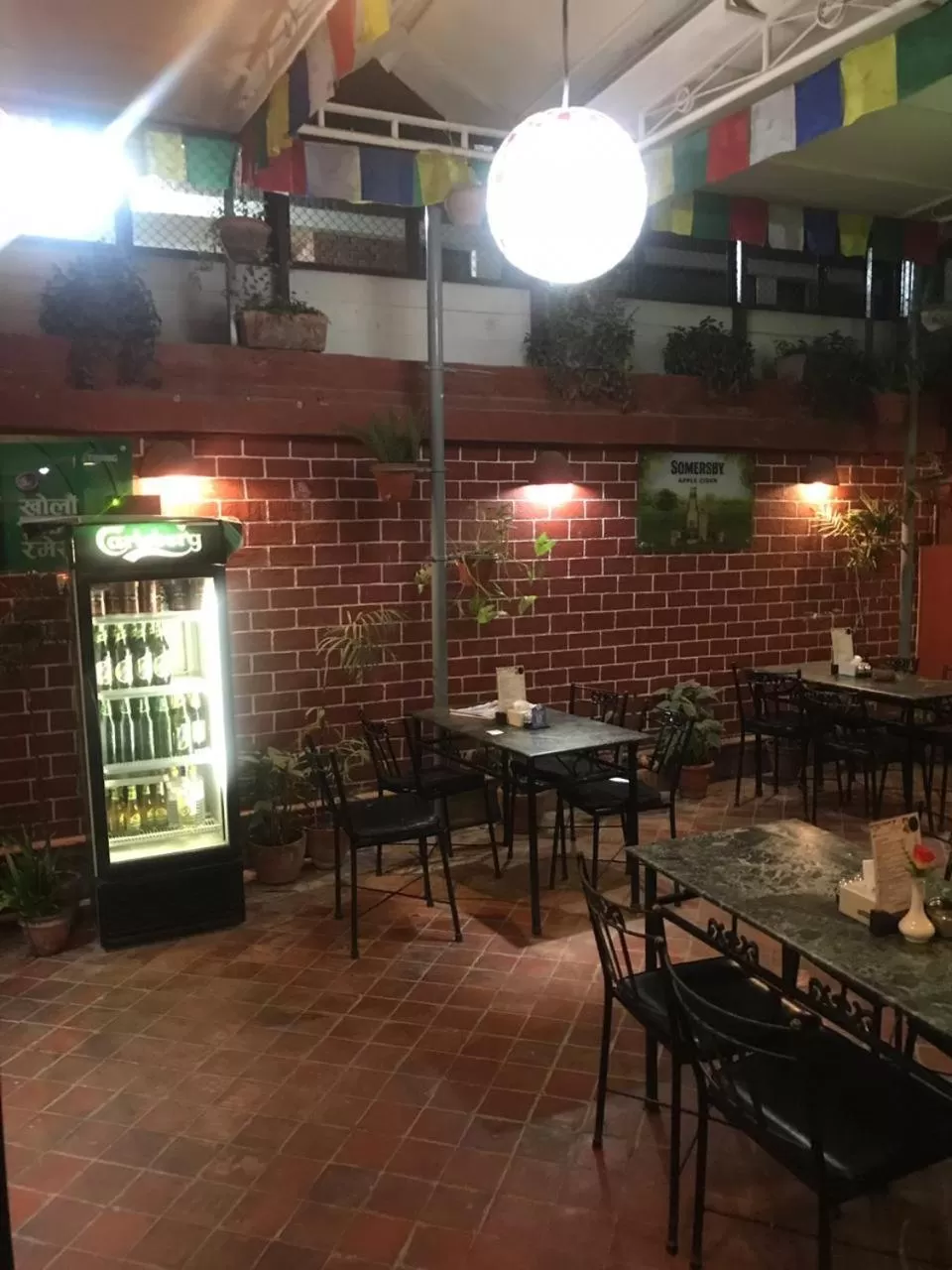 Restaurant/places to eat in Hotel Earth House