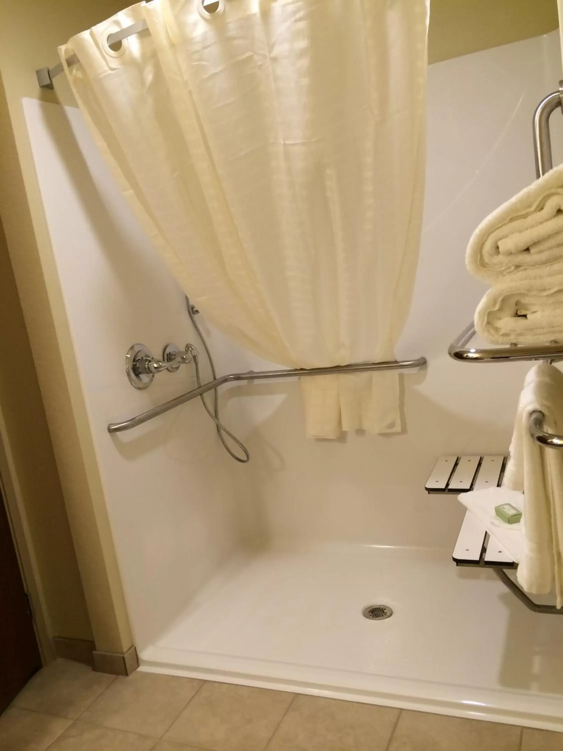 Shower, Bathroom in Cobblestone Hotel & Suites - Salem
