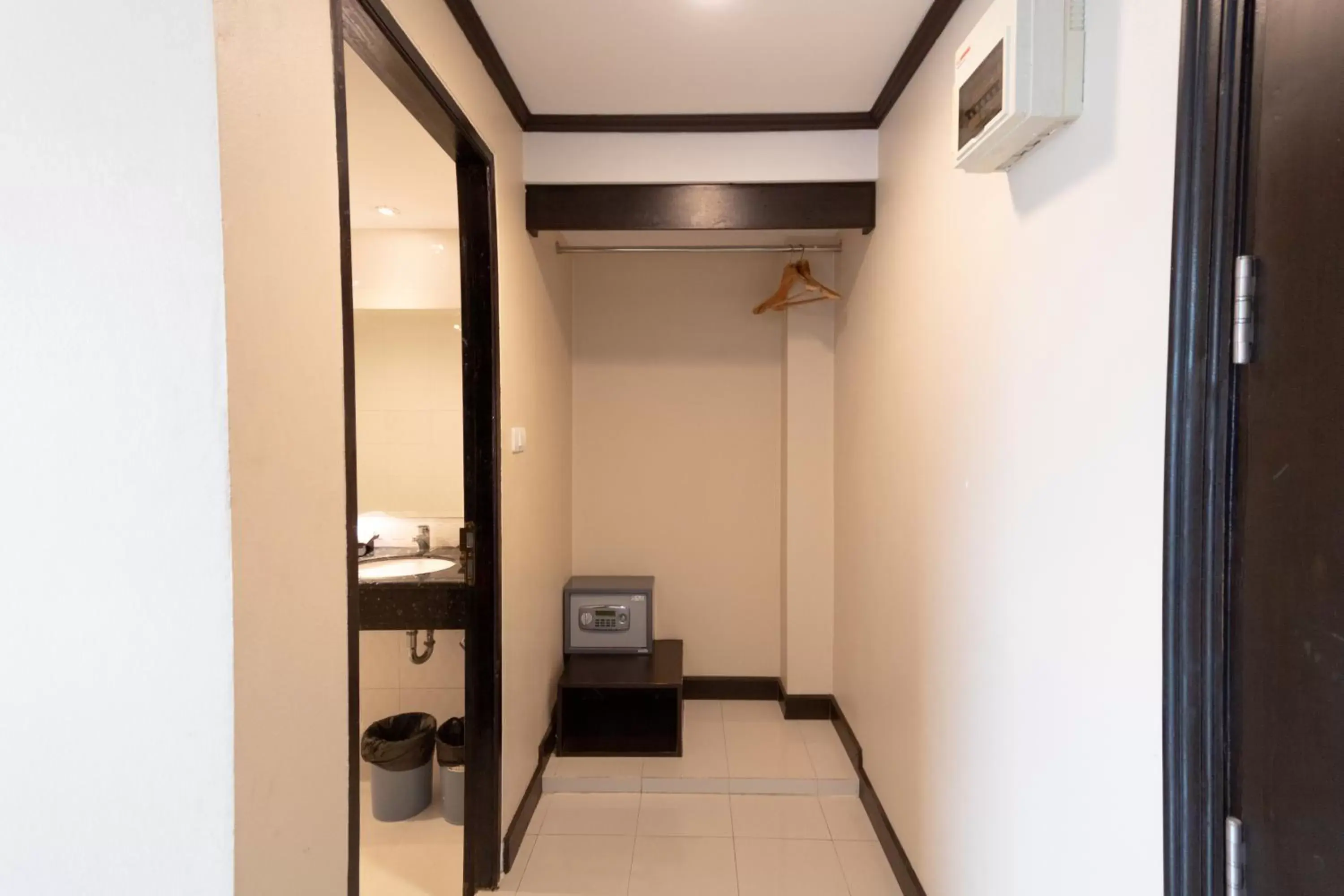 Toilet, TV/Entertainment Center in Avana Hotel and Convention Centre SHA Extra Plus