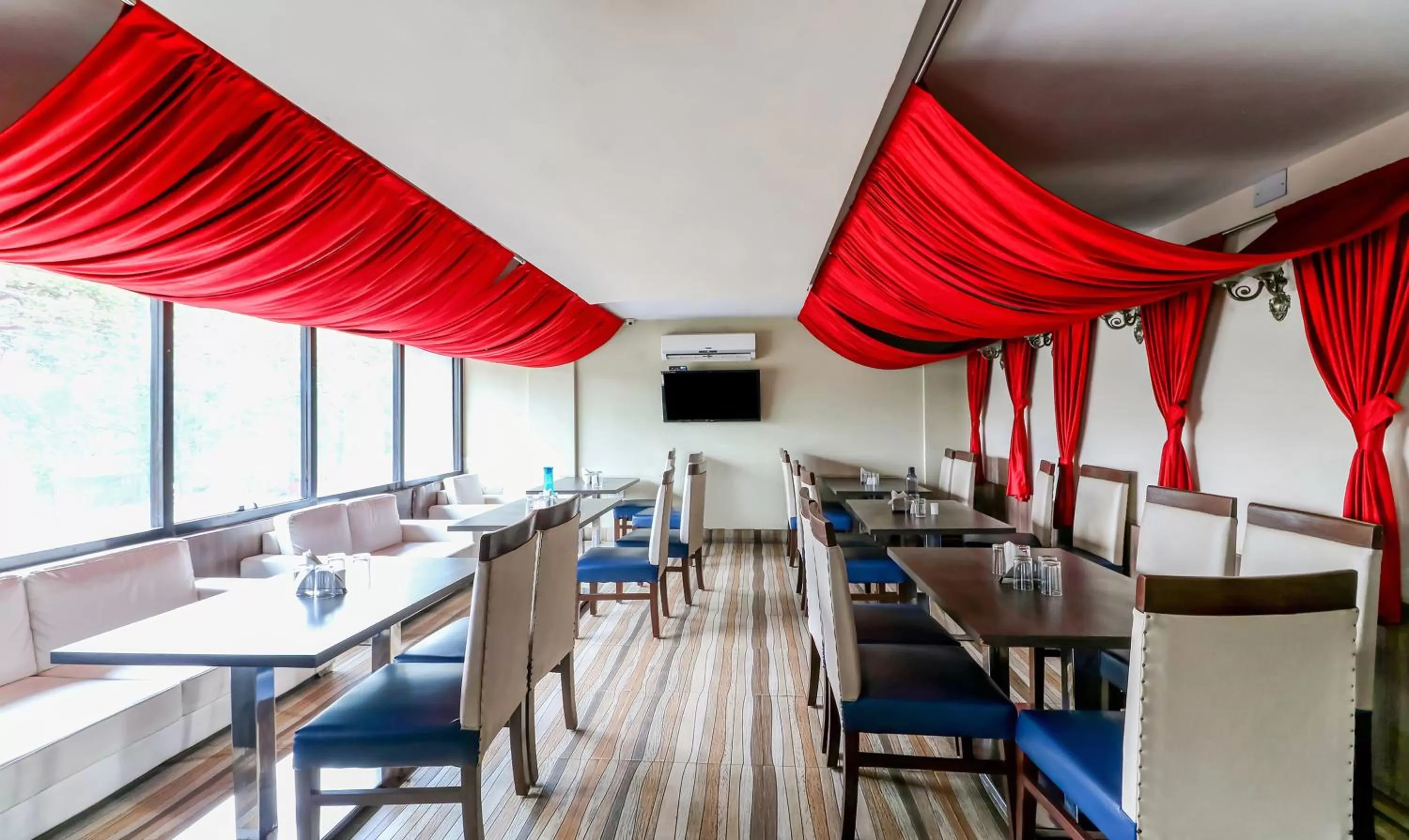 Restaurant/places to eat in Treebo Concerto Residentia