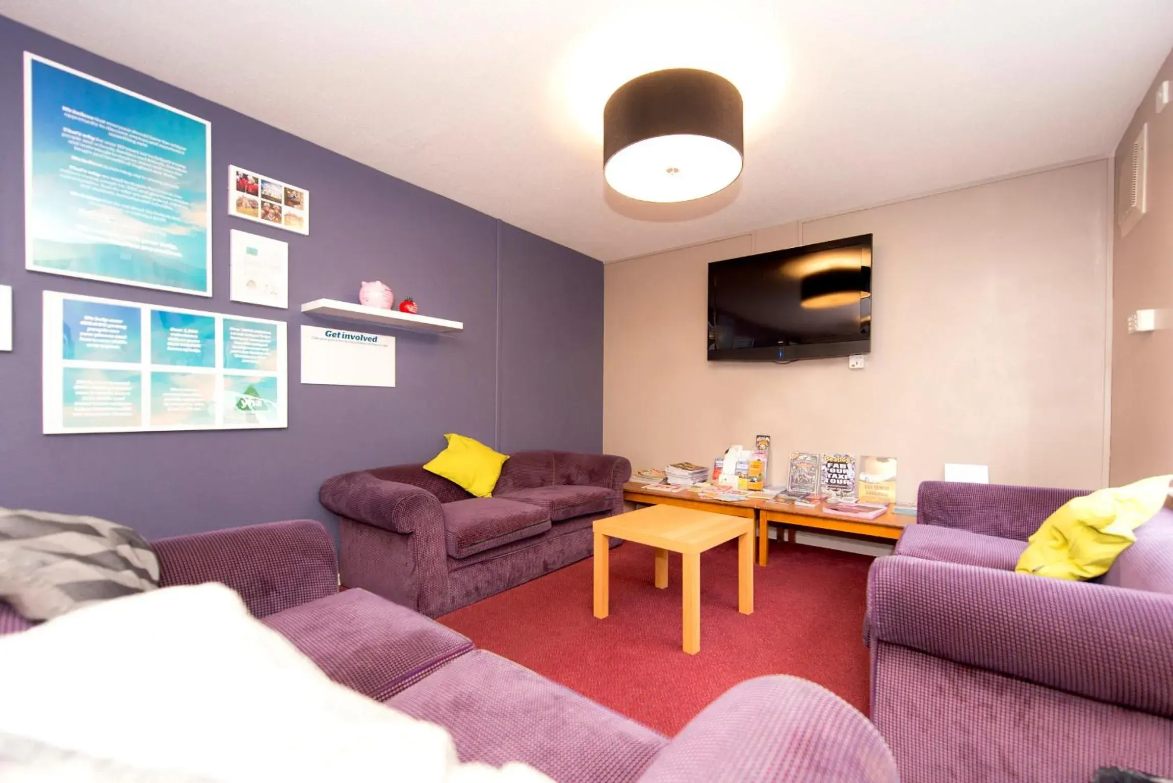 Communal lounge/ TV room, Seating Area in YHA Liverpool Albert Dock