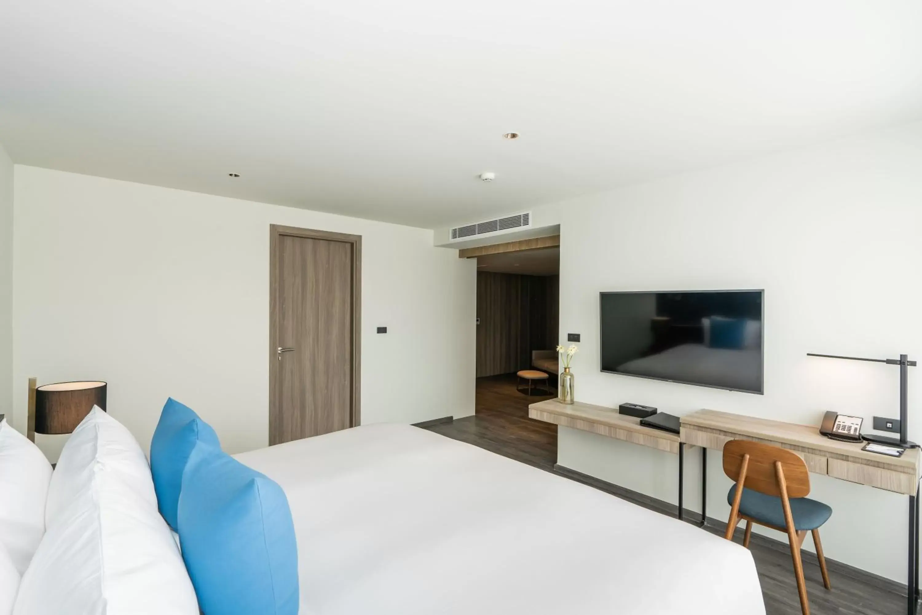 Bed, TV/Entertainment Center in Best Western Plus Nexen Pattaya