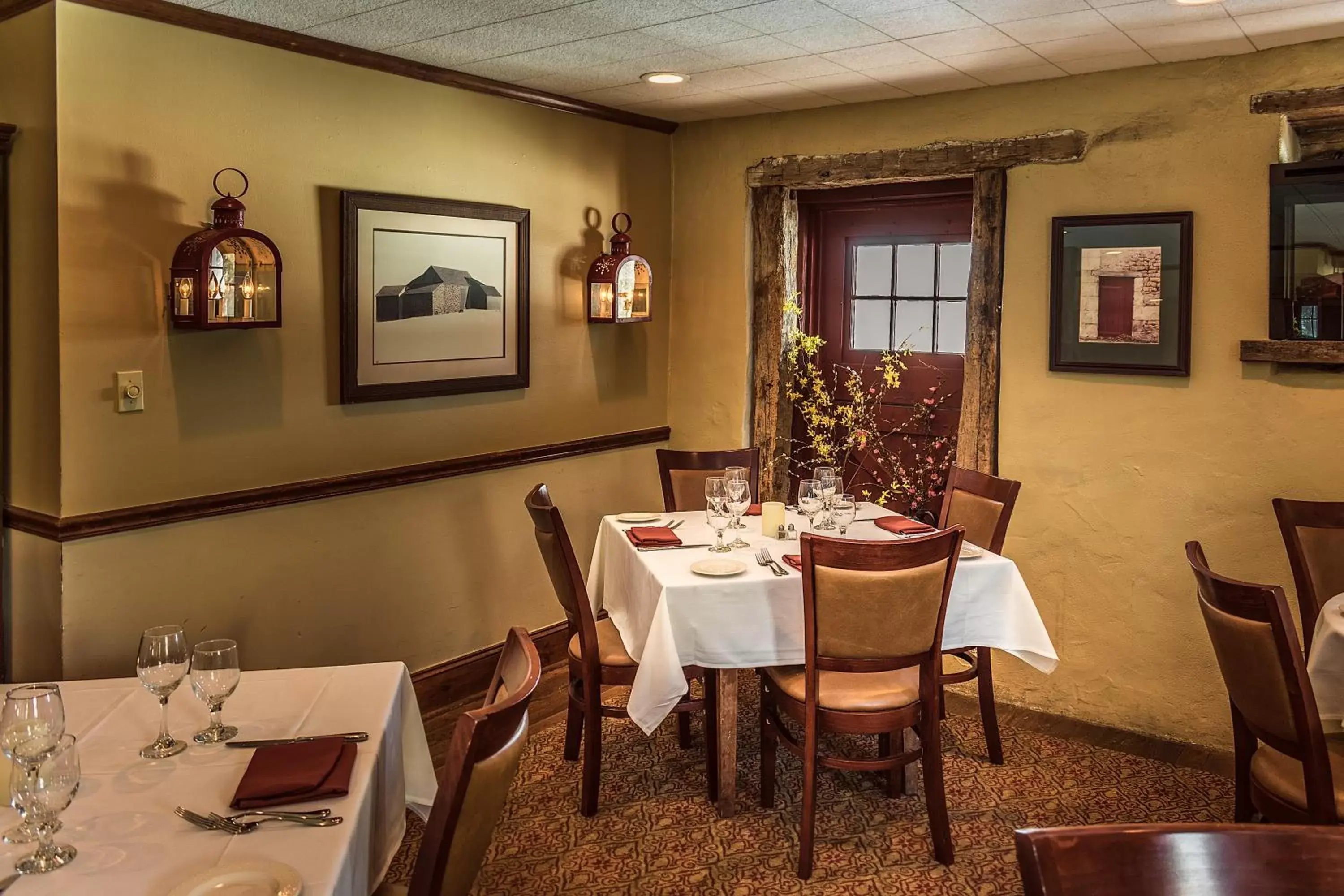 Restaurant/places to eat in Joseph Ambler Inn