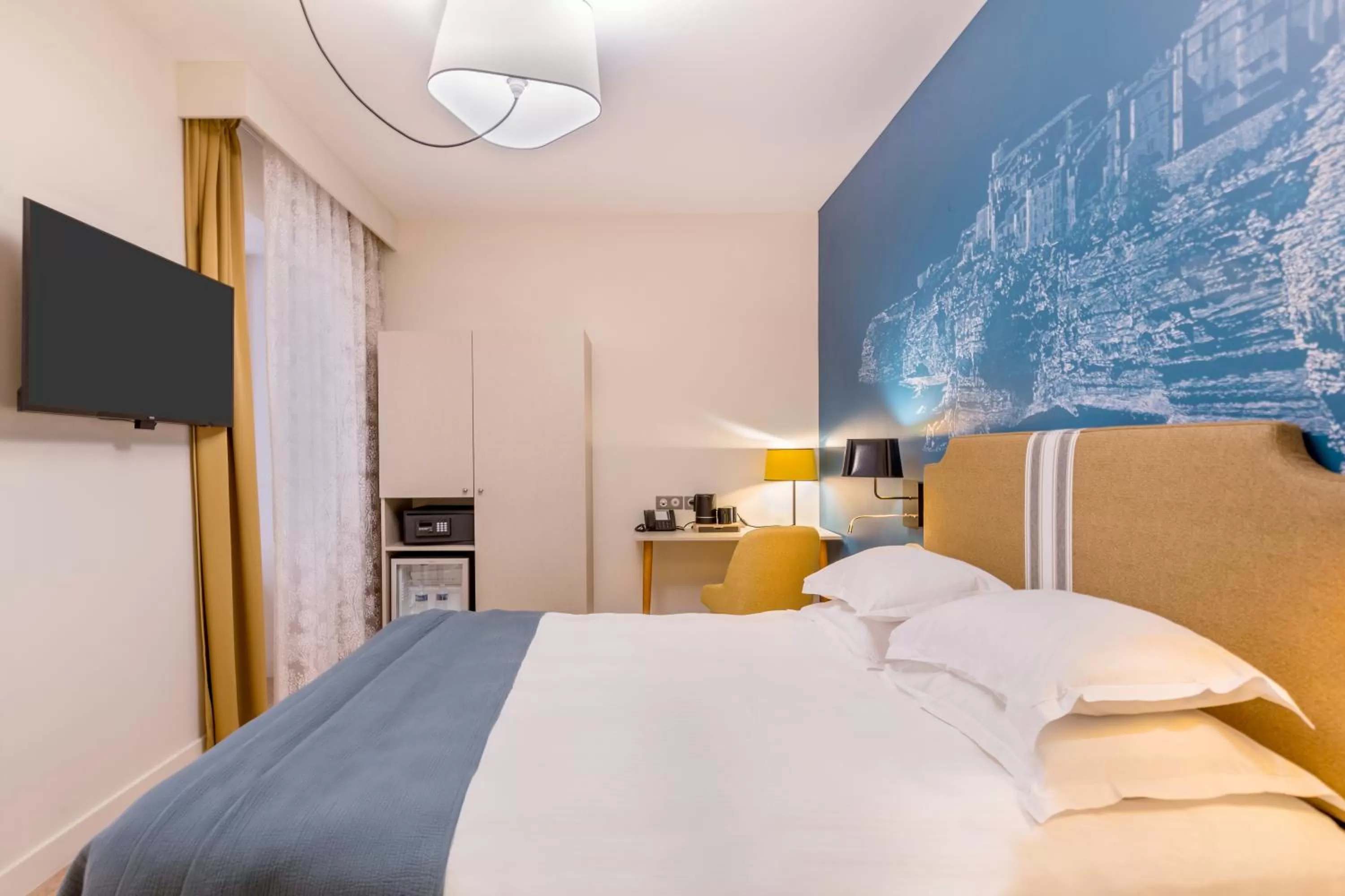 Bed in Best Western Hotel du Roy d'Aragon