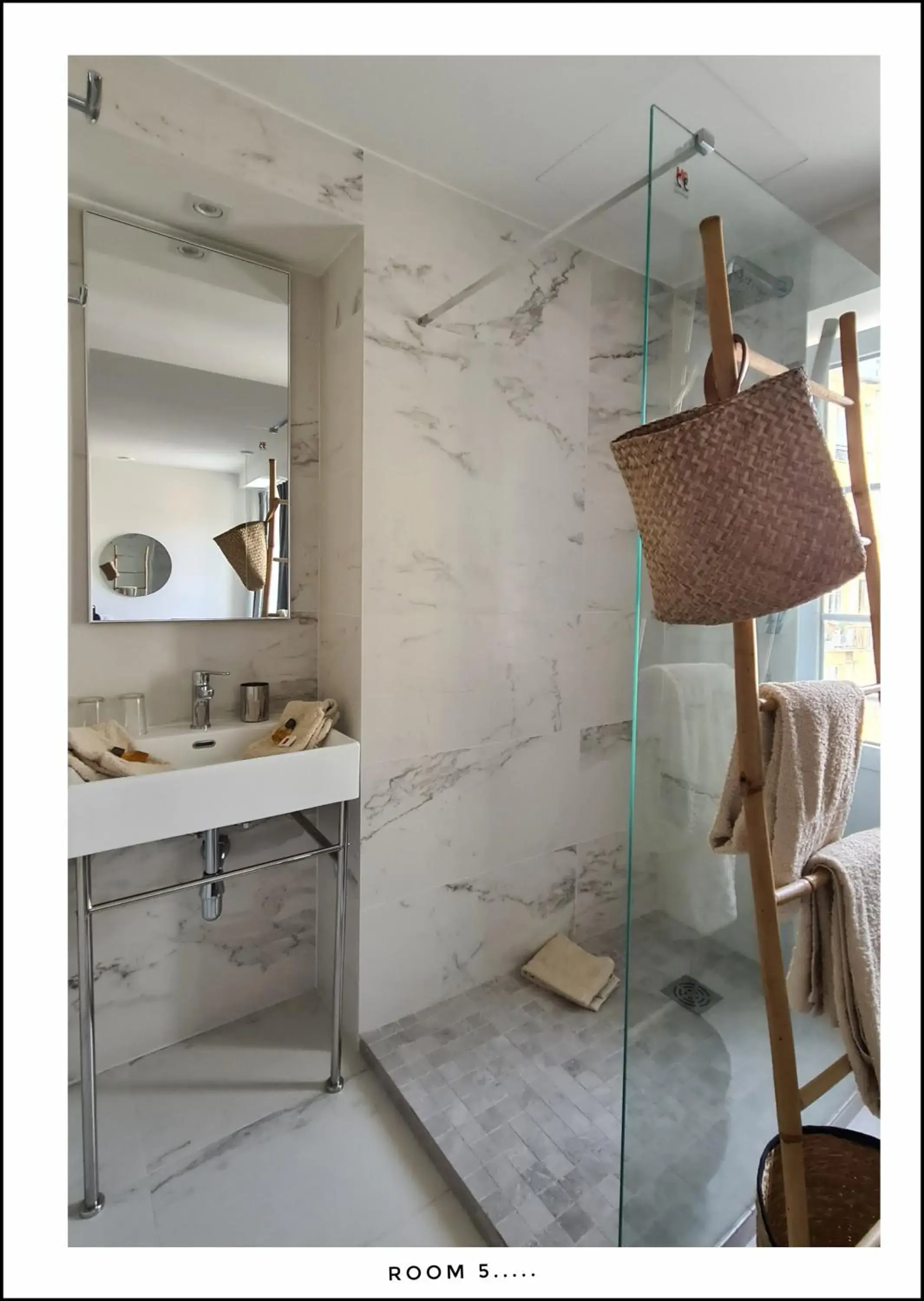 Shower, Kitchen/Kitchenette in Hotel Le Petit Trianon