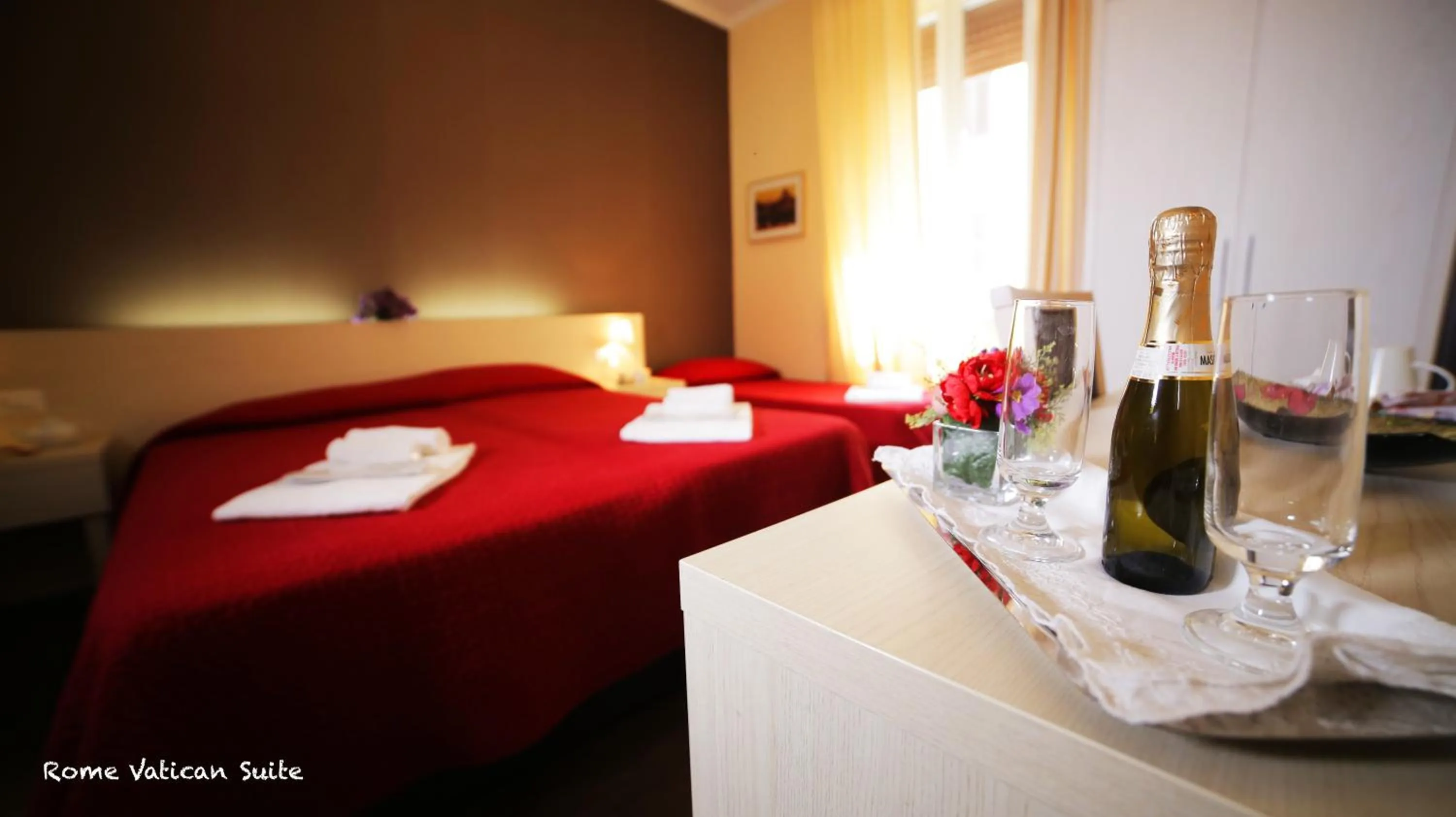 Shower, Bed in Rome Vatican Suite