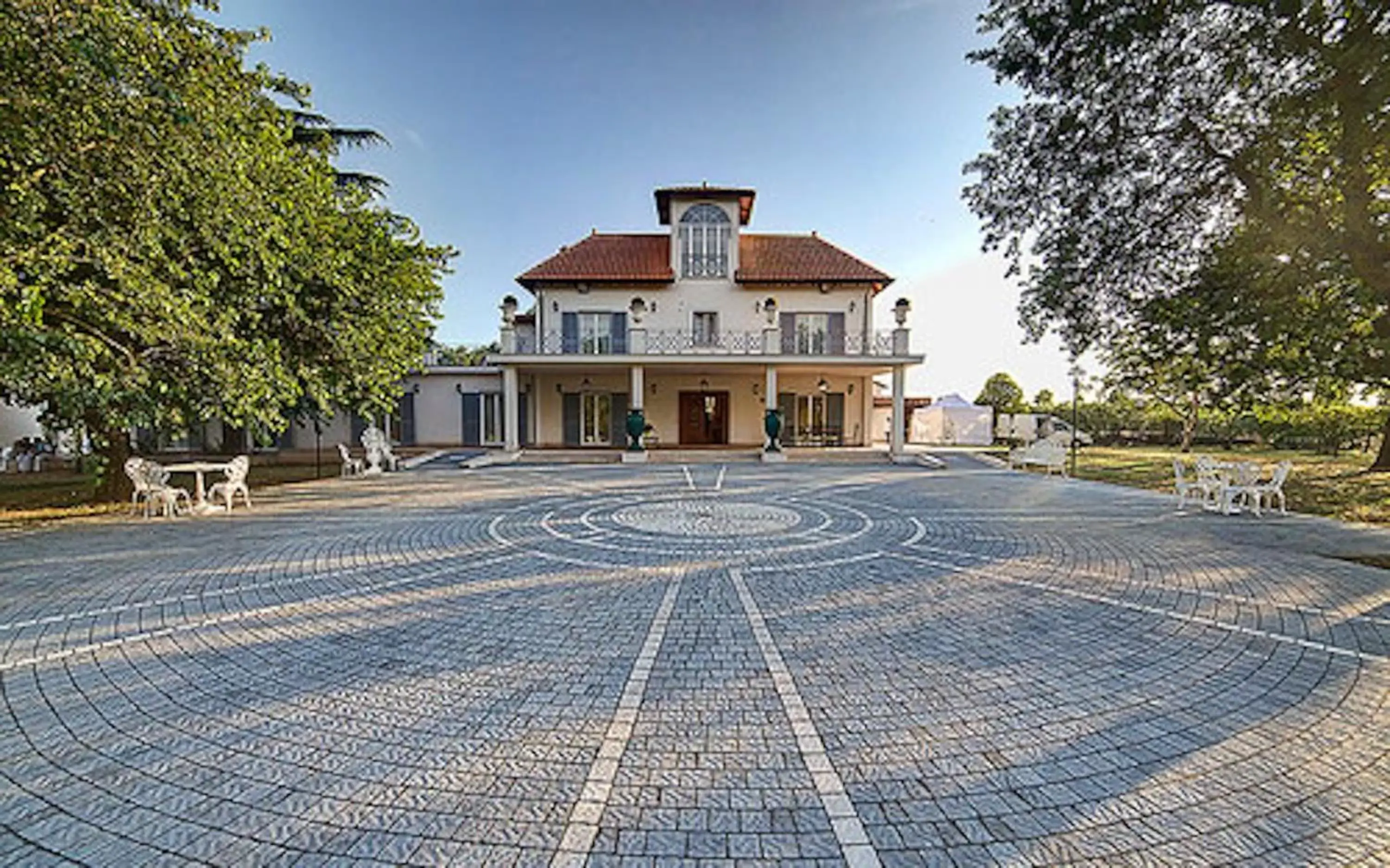 Facade/entrance, Property Building in Villa Strampelli