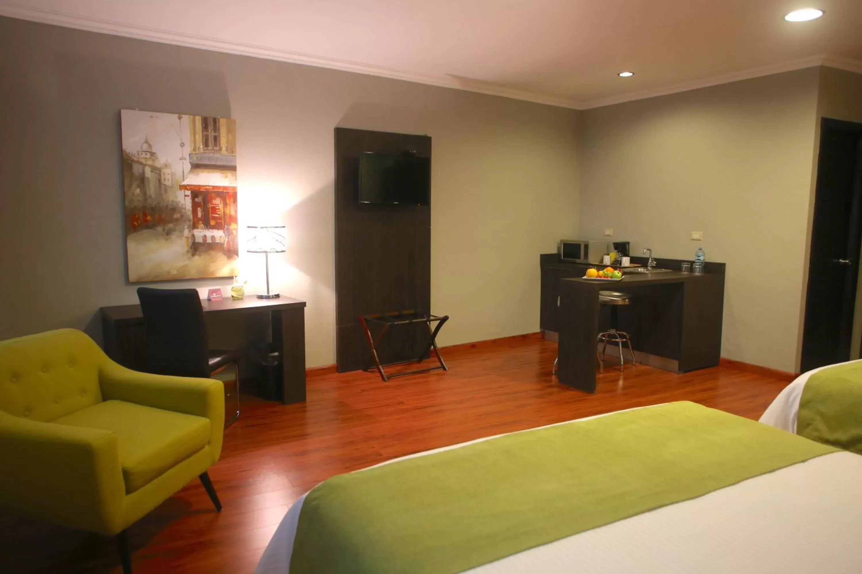 Bed, TV/Entertainment Center in Aranjuez Hotel & Suites