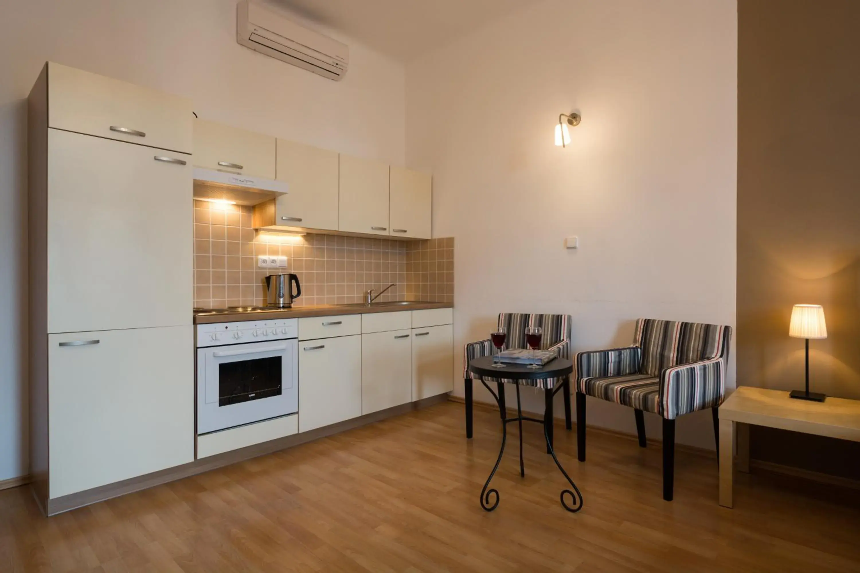 Dining area, Kitchen/Kitchenette in Royal Road Residence