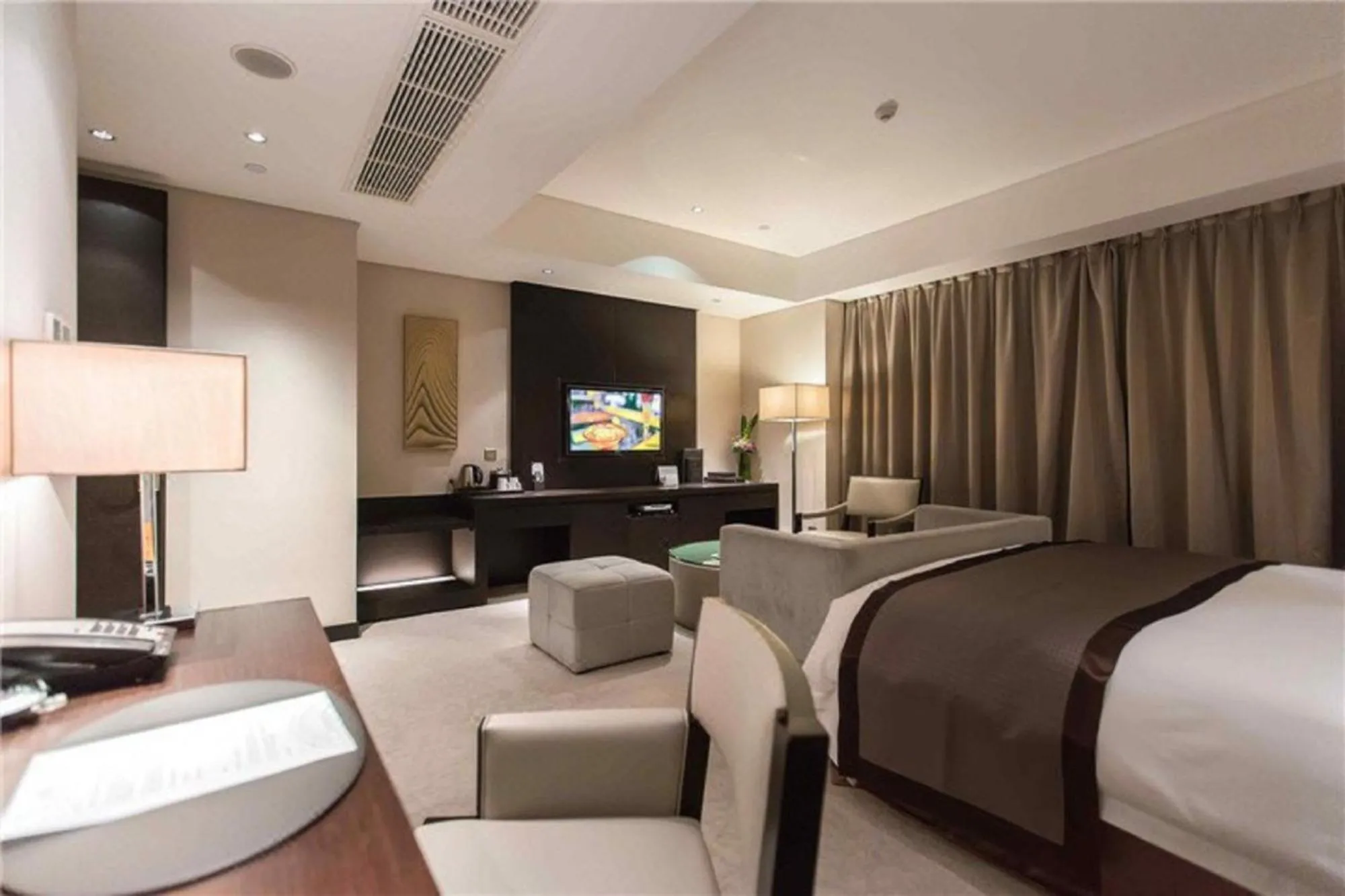 Bed in Howard Johnson IFC Plaza Ningbo