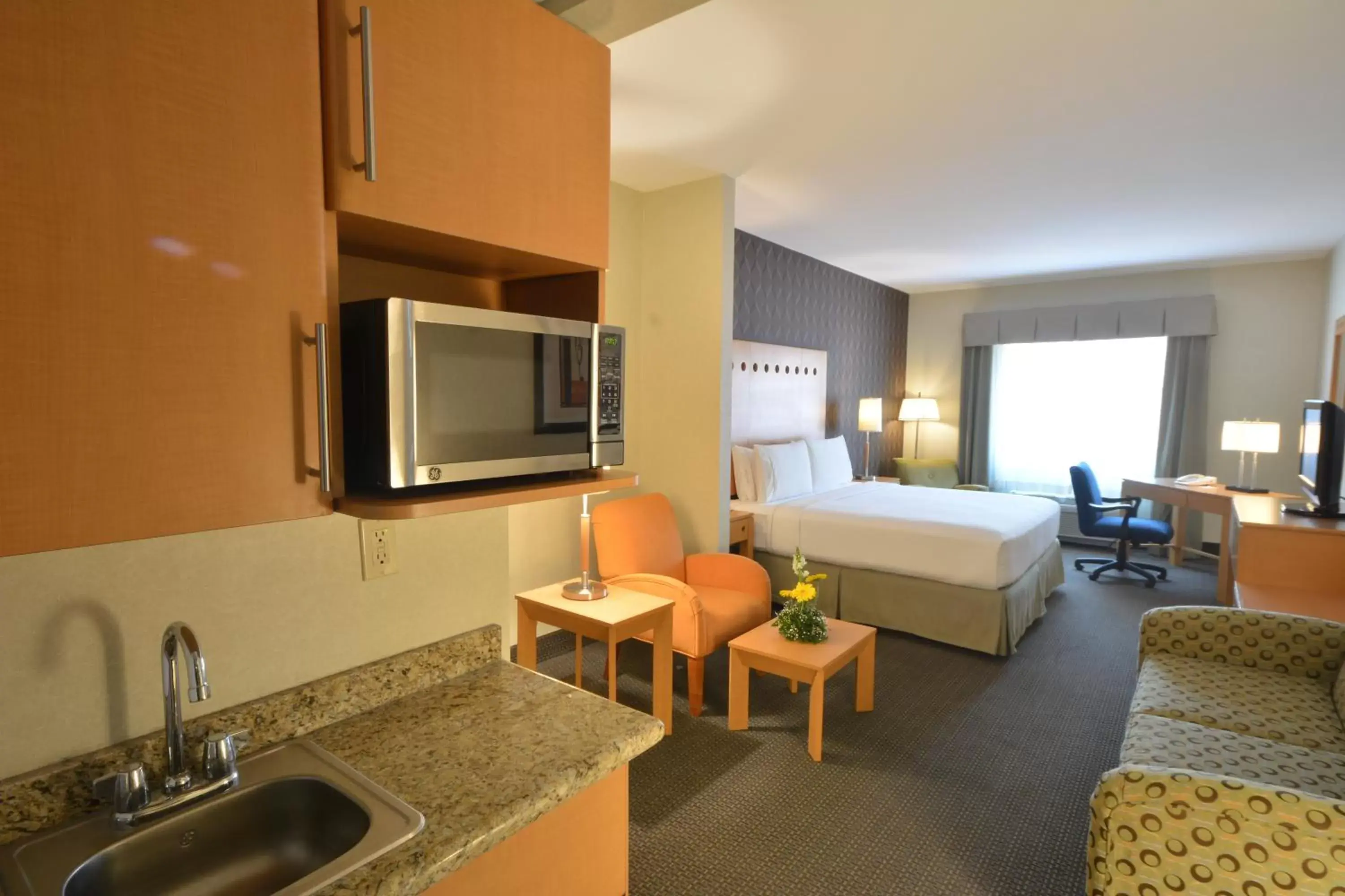 Photo of the whole room, TV/Entertainment Center in Holiday Inn Express & Suites Monterrey Aeropuerto, an IHG Hotel